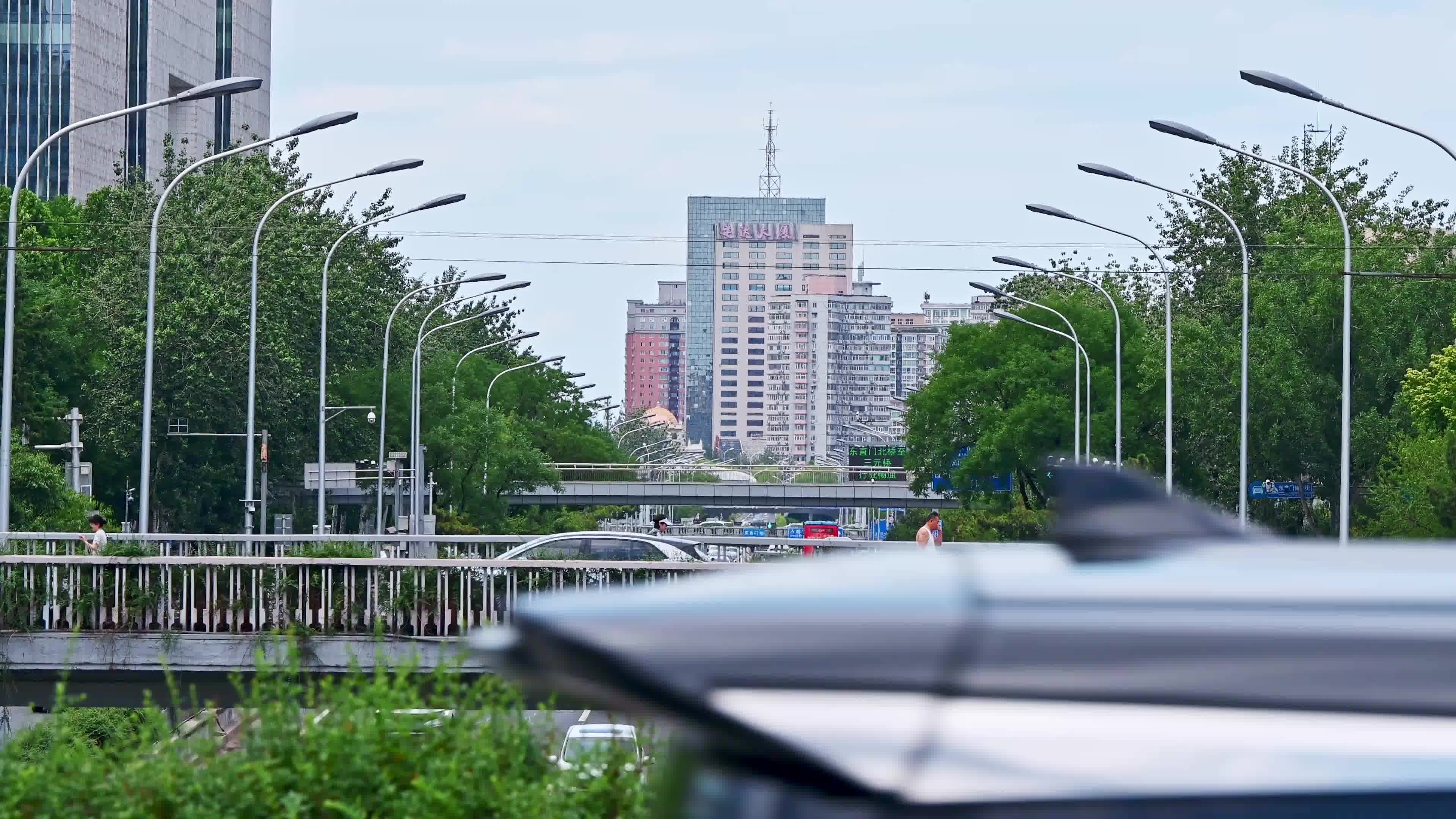 北京夏季东二环城市交通车流视频素材画面4