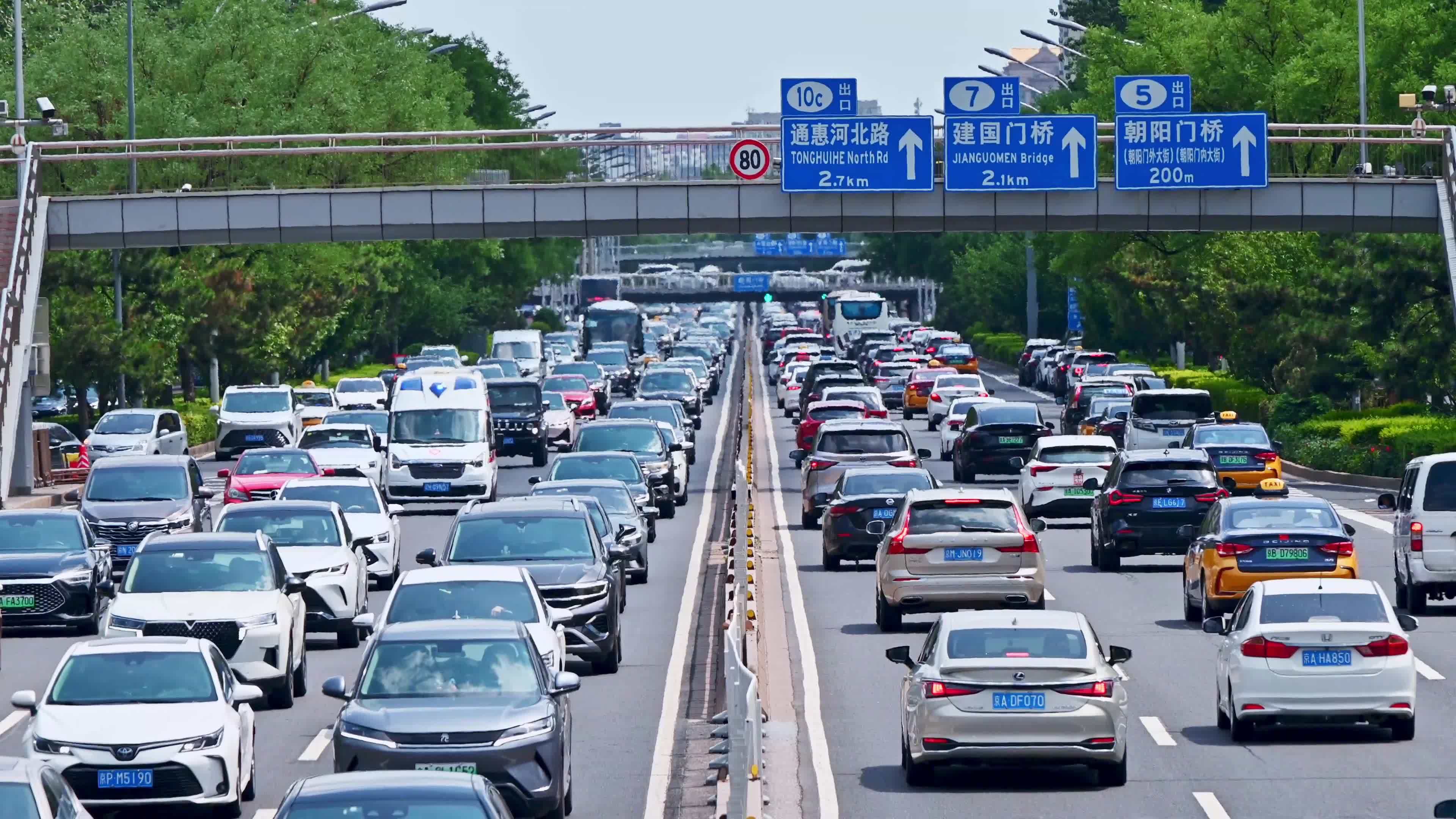 北京夏季东二环城市交通车流视频素材画面2