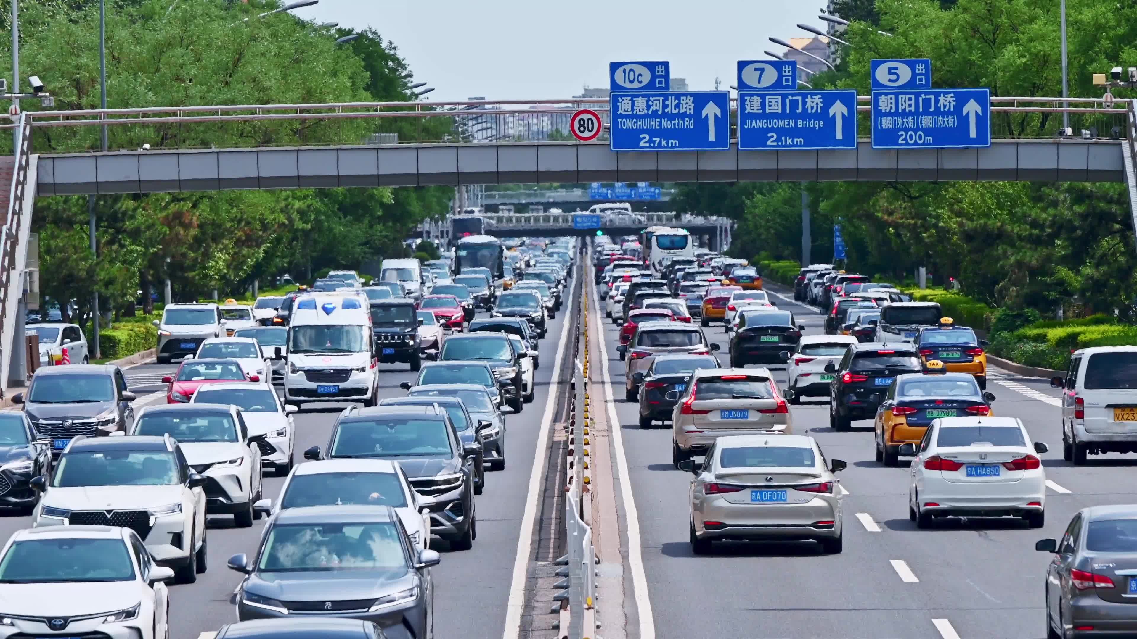 北京夏季东二环城市交通车流视频素材画面4
