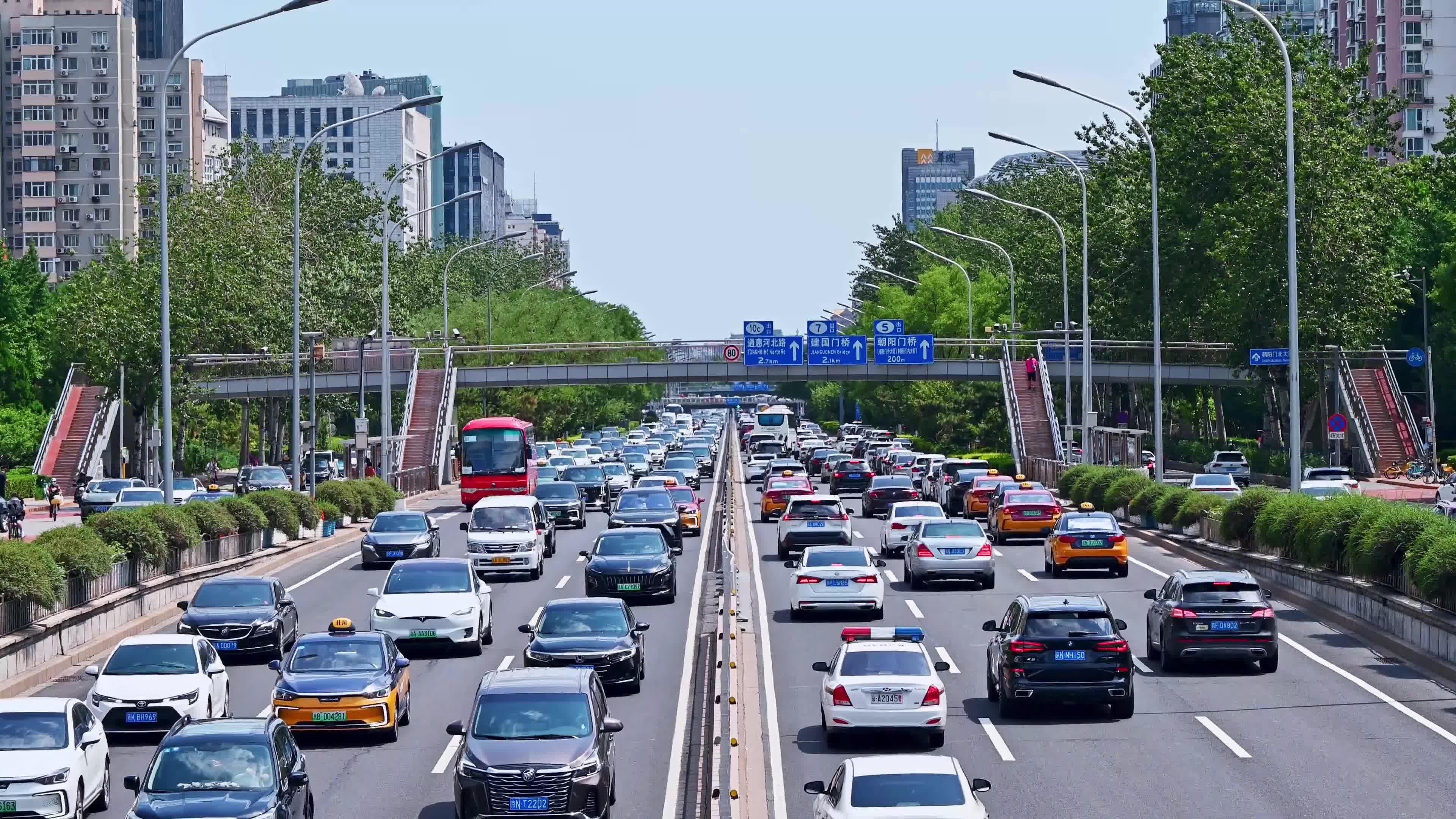 北京夏季东二环城市交通车流视频素材画面1