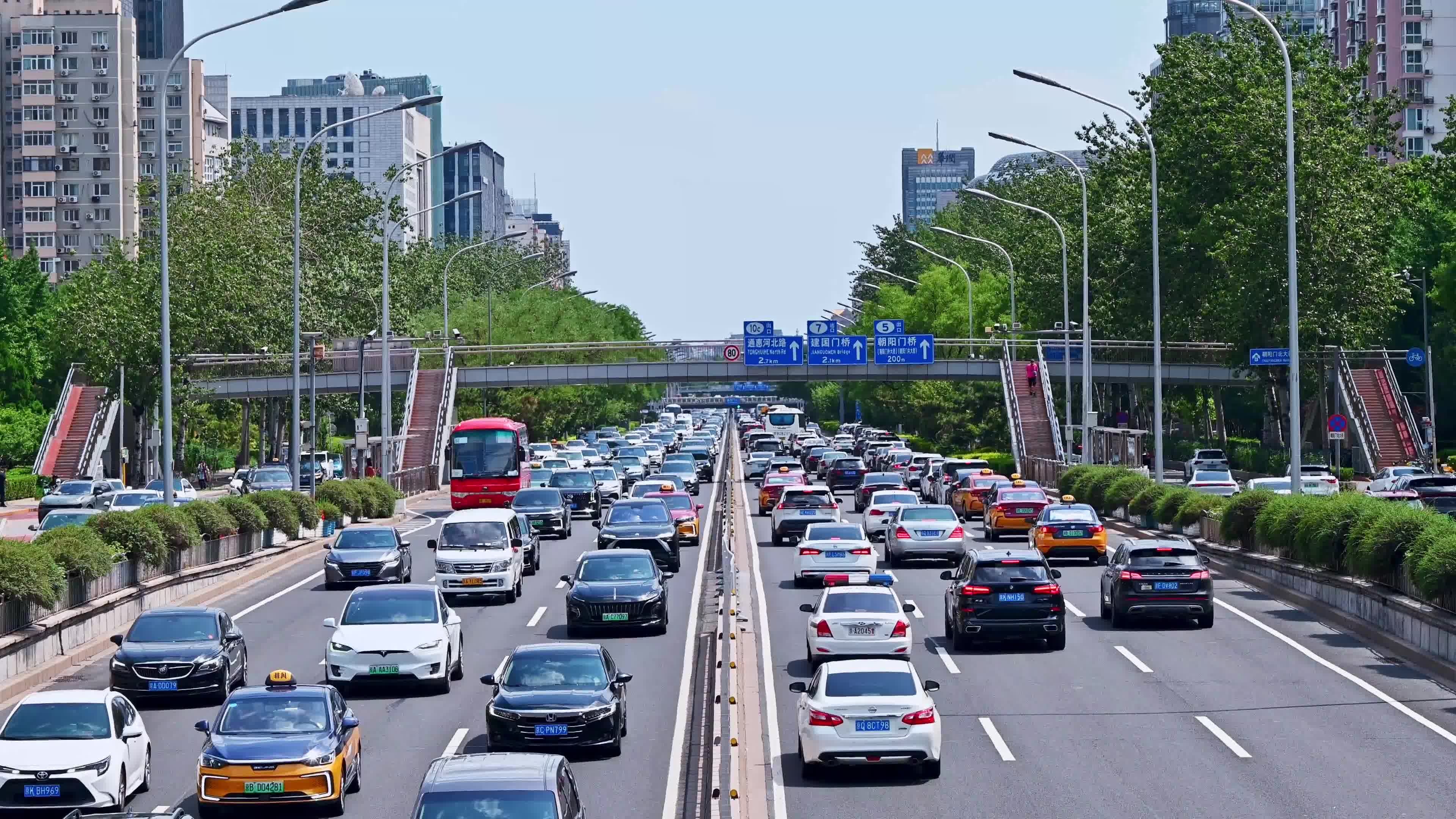 北京夏季东二环城市交通车流视频素材画面2