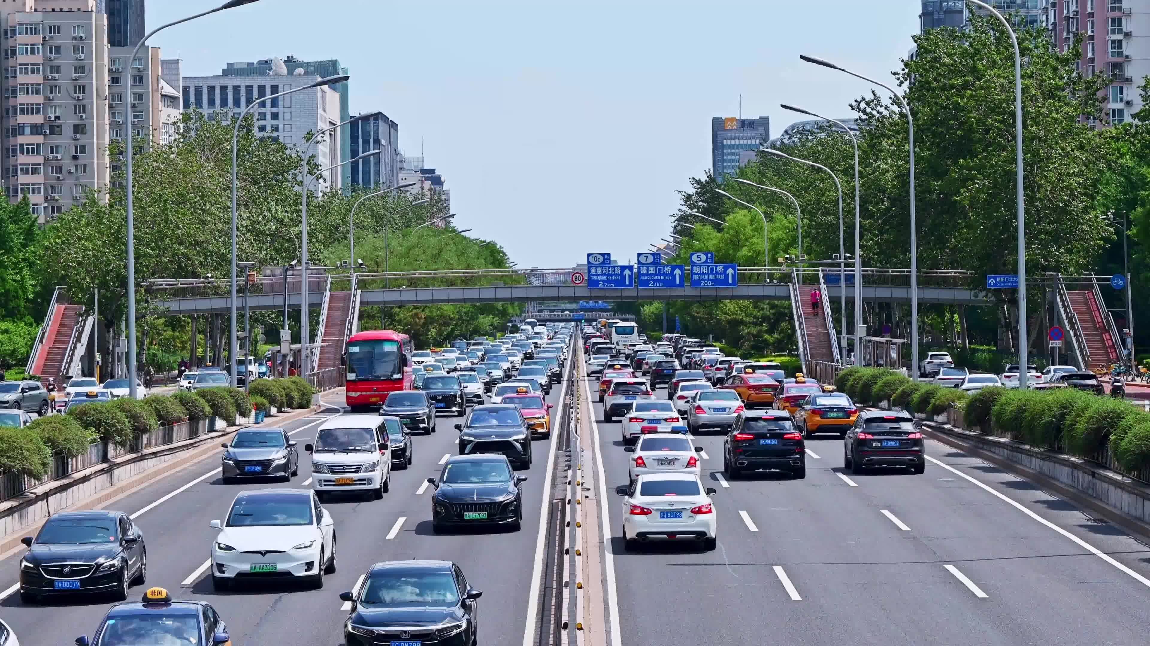 北京夏季东二环城市交通车流视频素材画面3