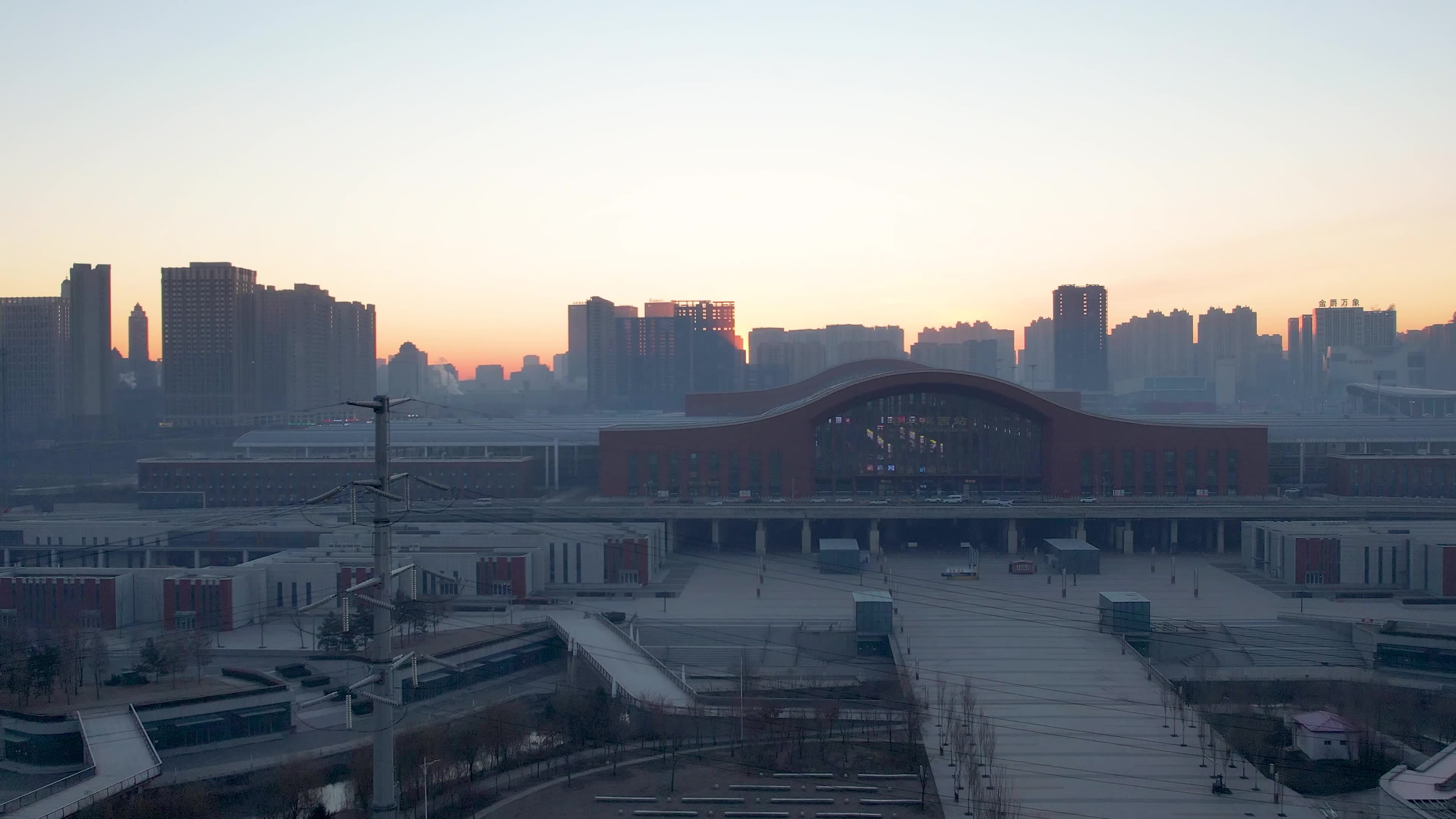 4K哈尔滨西站高铁站城市航拍视频素材画面1