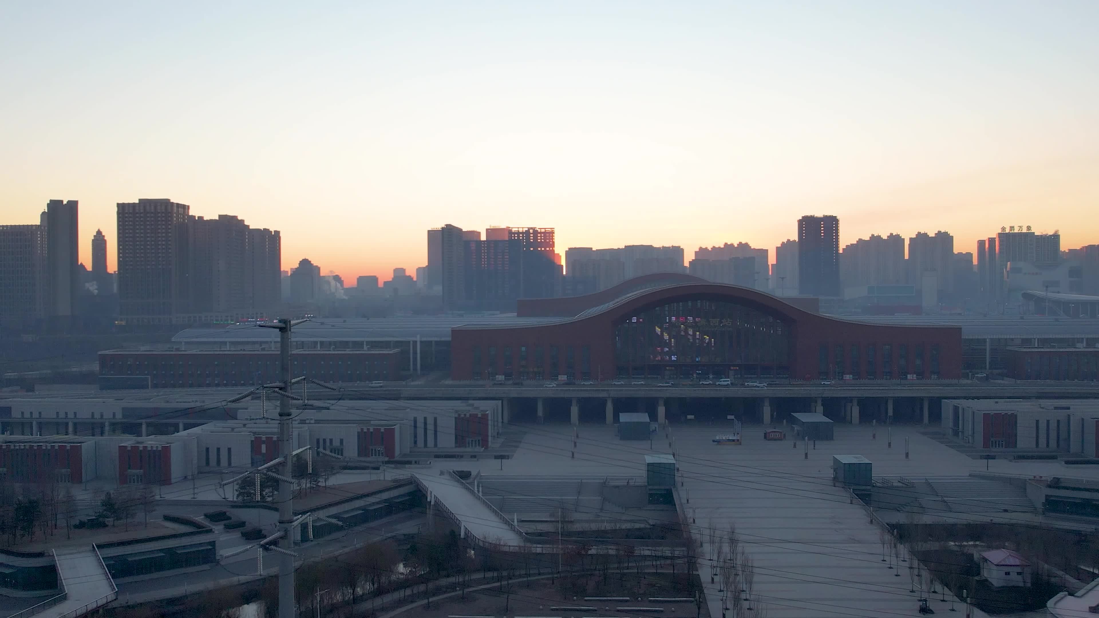 4K哈尔滨西站高铁站城市航拍视频素材画面2