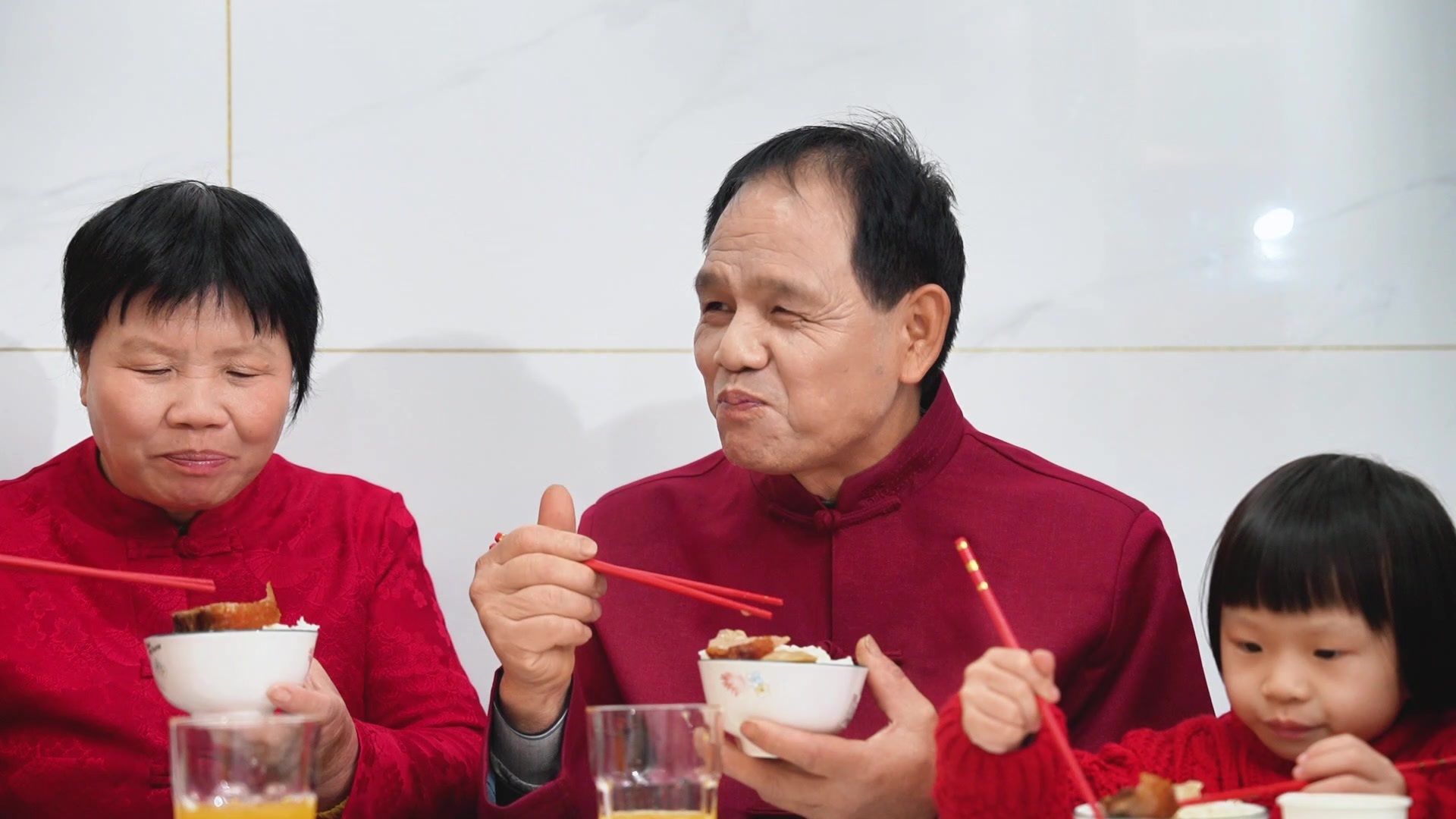 过年幸福一家人视频素材画面2