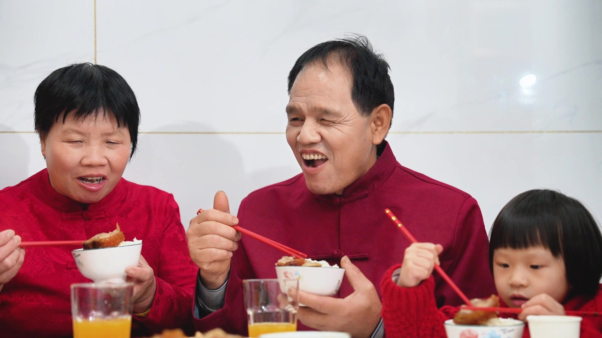 过年幸福一家人视频素材画面3