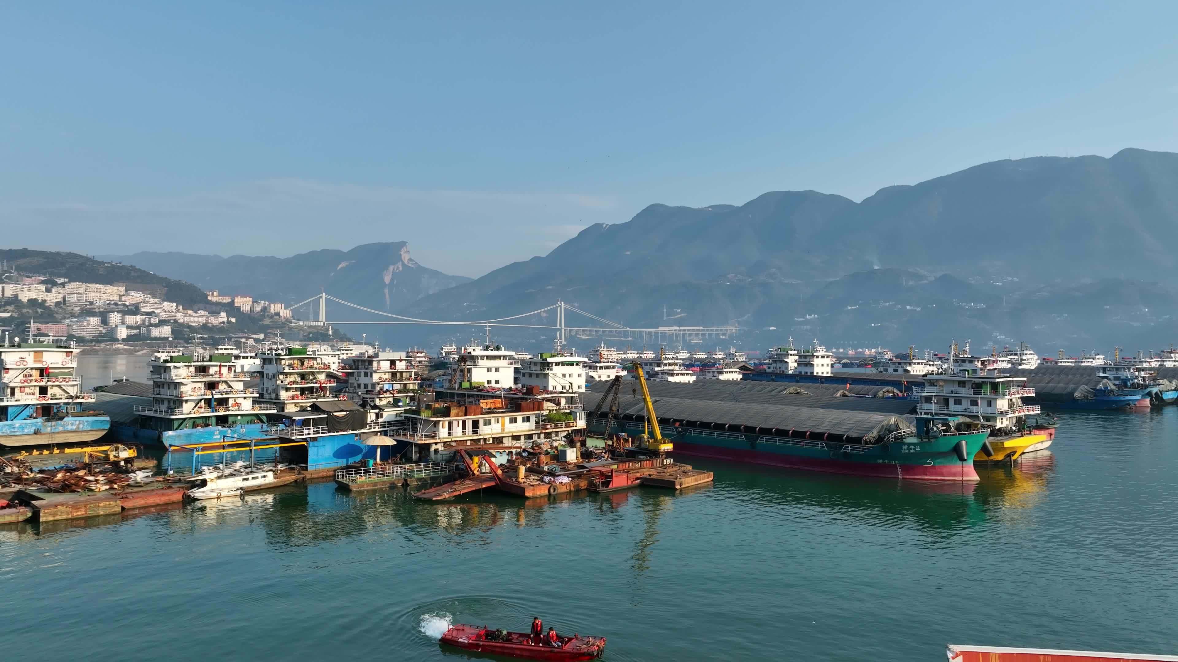 航拍重庆奉节县水上鱼市 渔船风光视频素材画面2