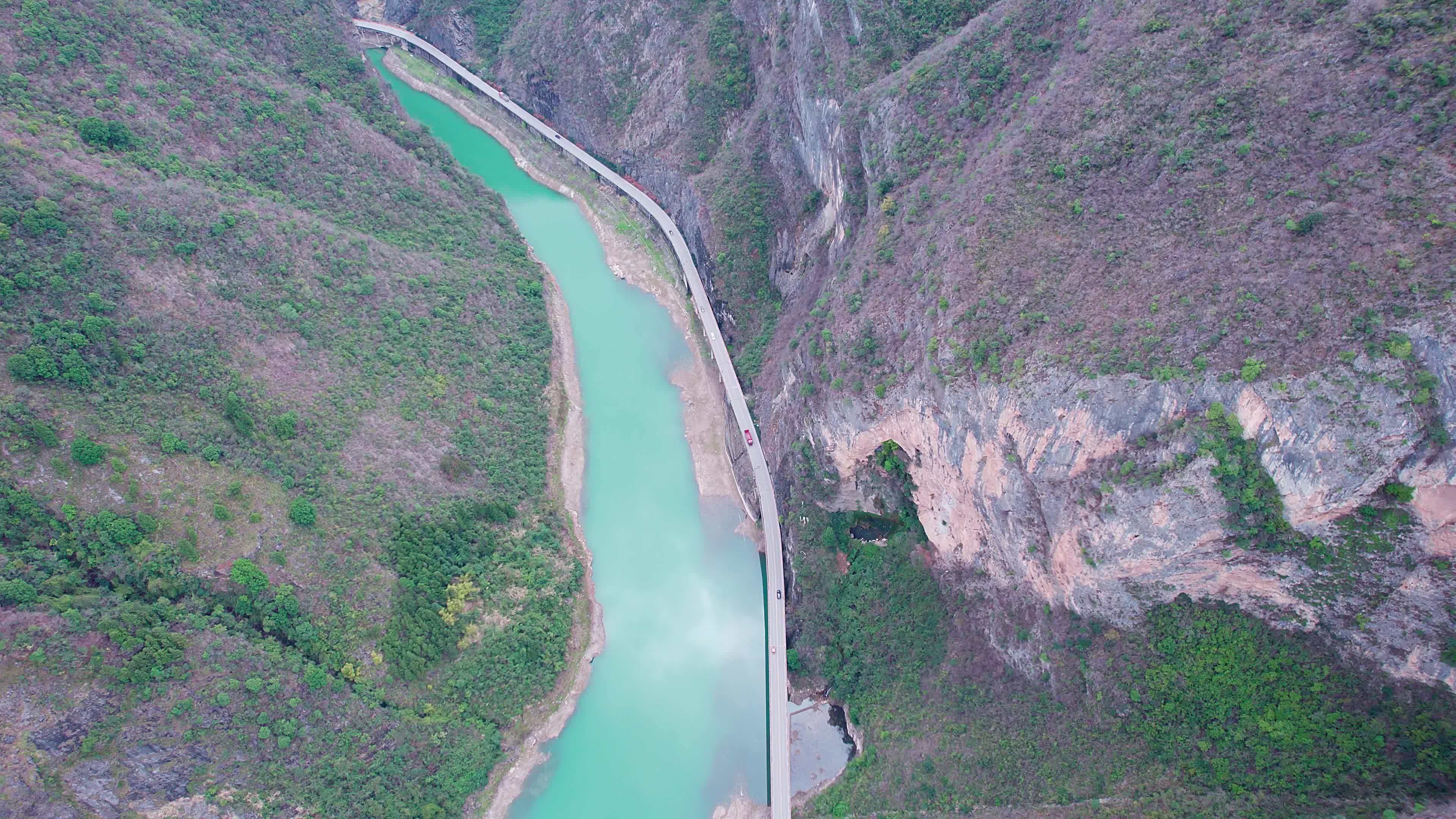 4K俯瞰重庆奉节深山峡谷绿水河流航拍视频视频素材画面1