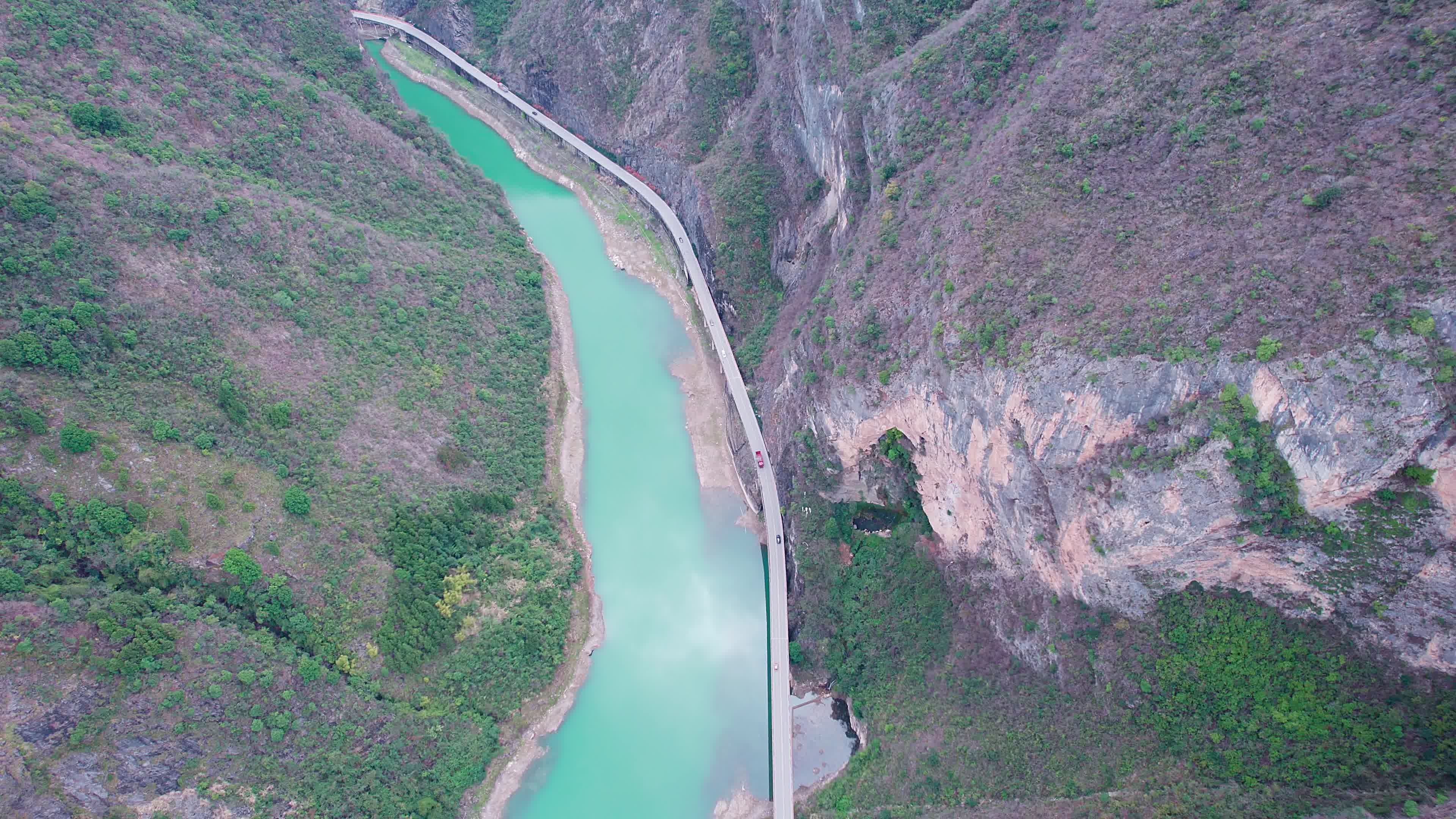 4K俯瞰重庆奉节深山峡谷绿水河流航拍视频视频素材画面4