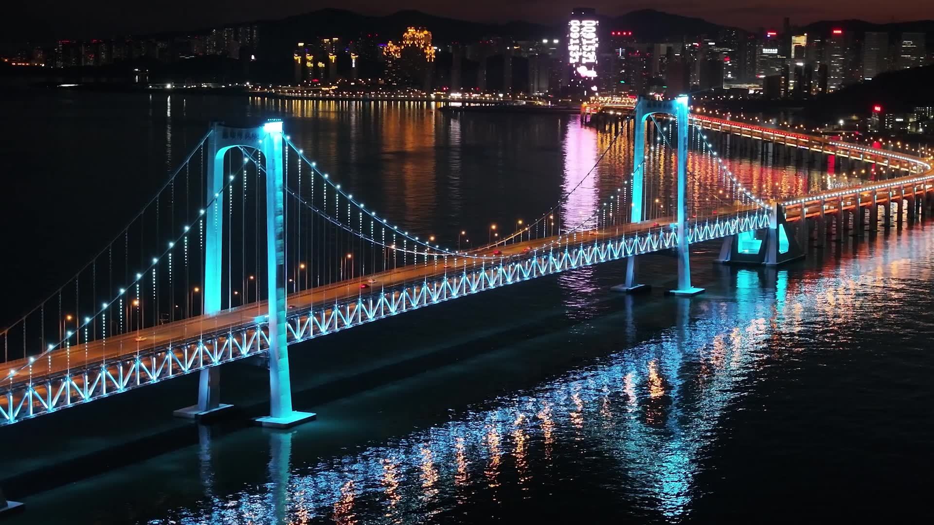 蜿蜒壮阔的大连星海湾跨海大桥航拍视频素材画面2
