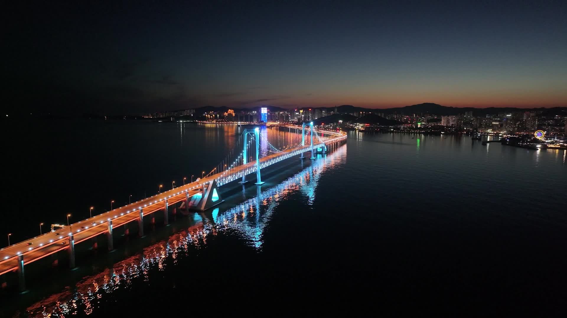蜿蜒壮阔的大连星海湾跨海大桥航拍视频素材画面1