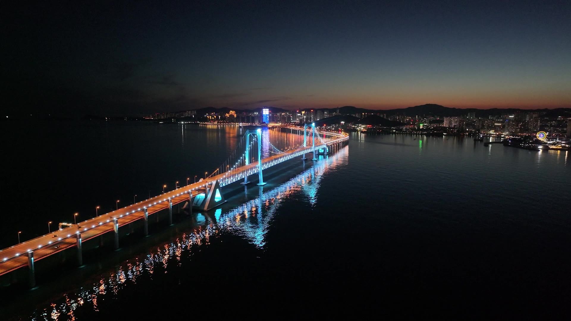 蜿蜒壮阔的大连星海湾跨海大桥航拍视频素材画面2