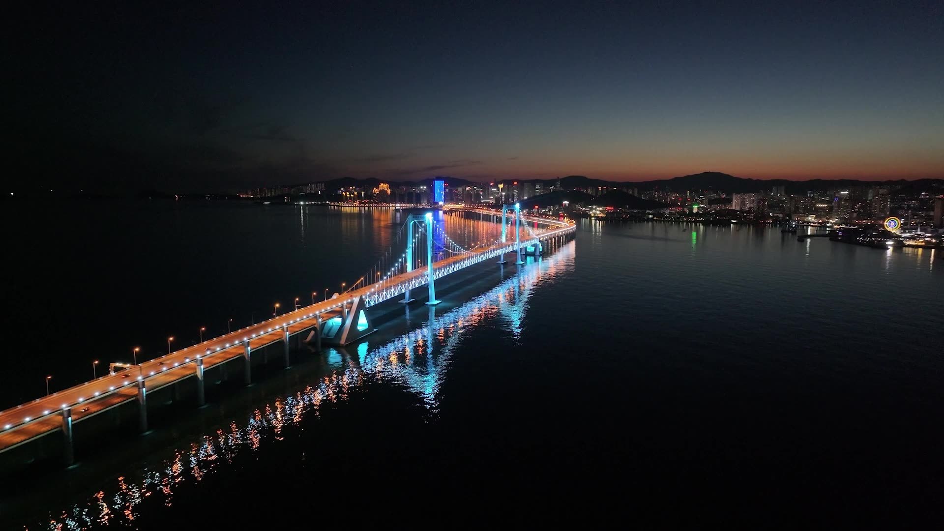 蜿蜒壮阔的大连星海湾跨海大桥航拍视频素材画面4