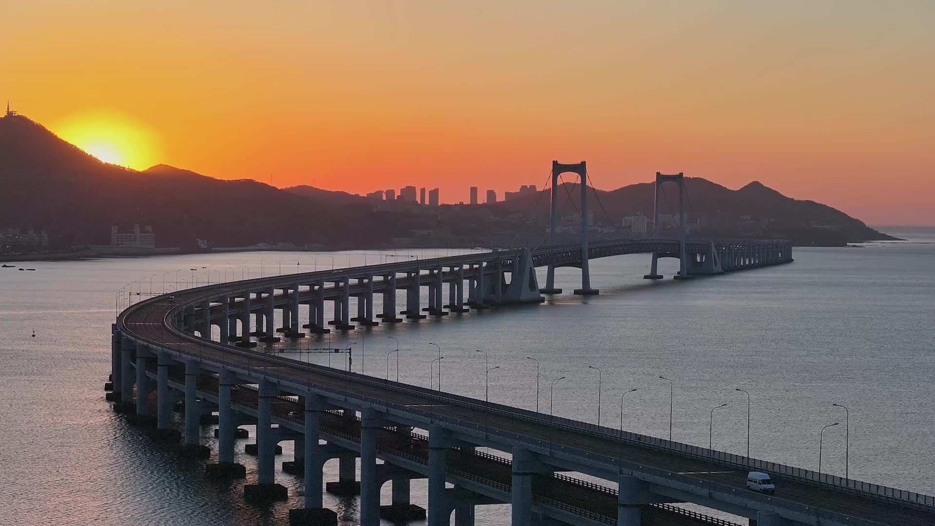蜿蜒壮阔的大连星海湾跨海大桥航拍视频素材画面1