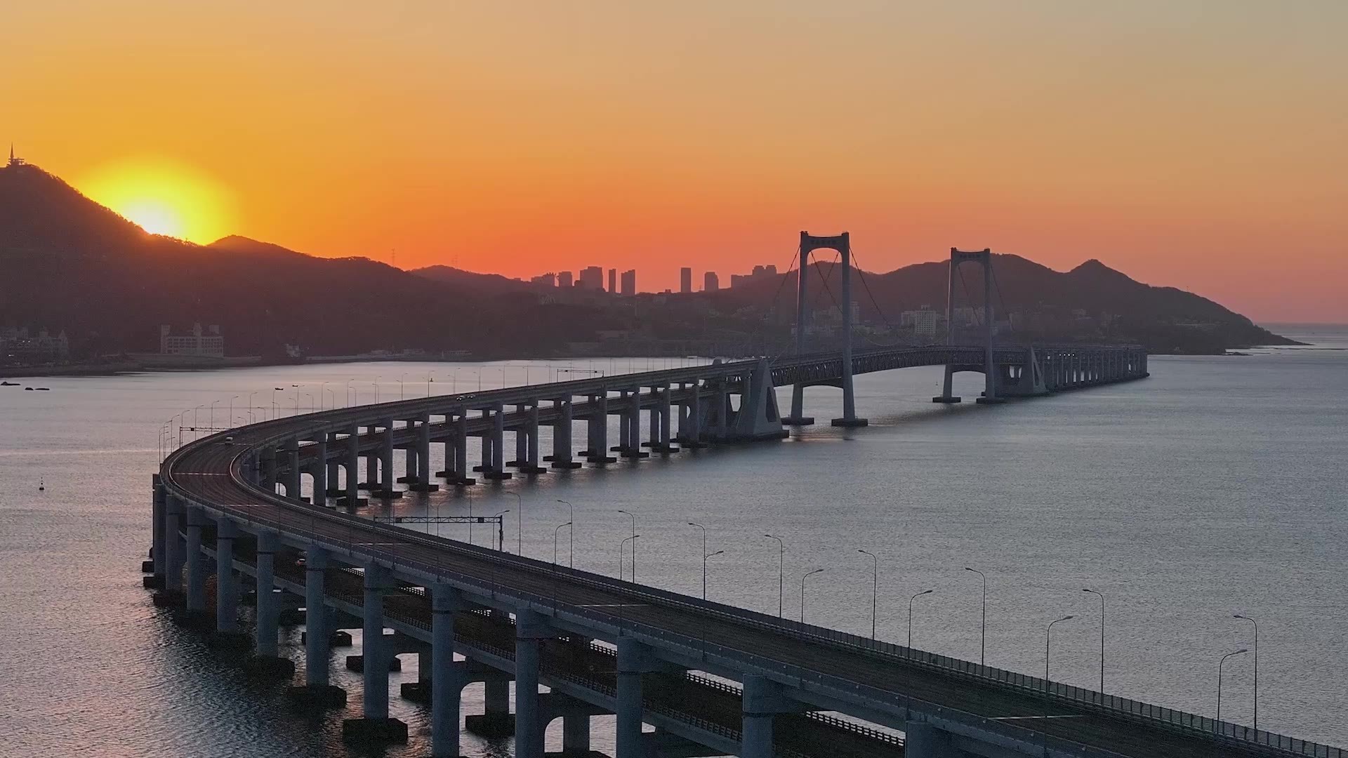 蜿蜒壮阔的大连星海湾跨海大桥航拍视频素材画面2