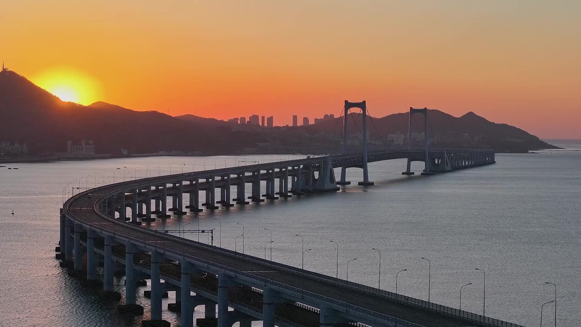 蜿蜒壮阔的大连星海湾跨海大桥航拍视频素材画面4
