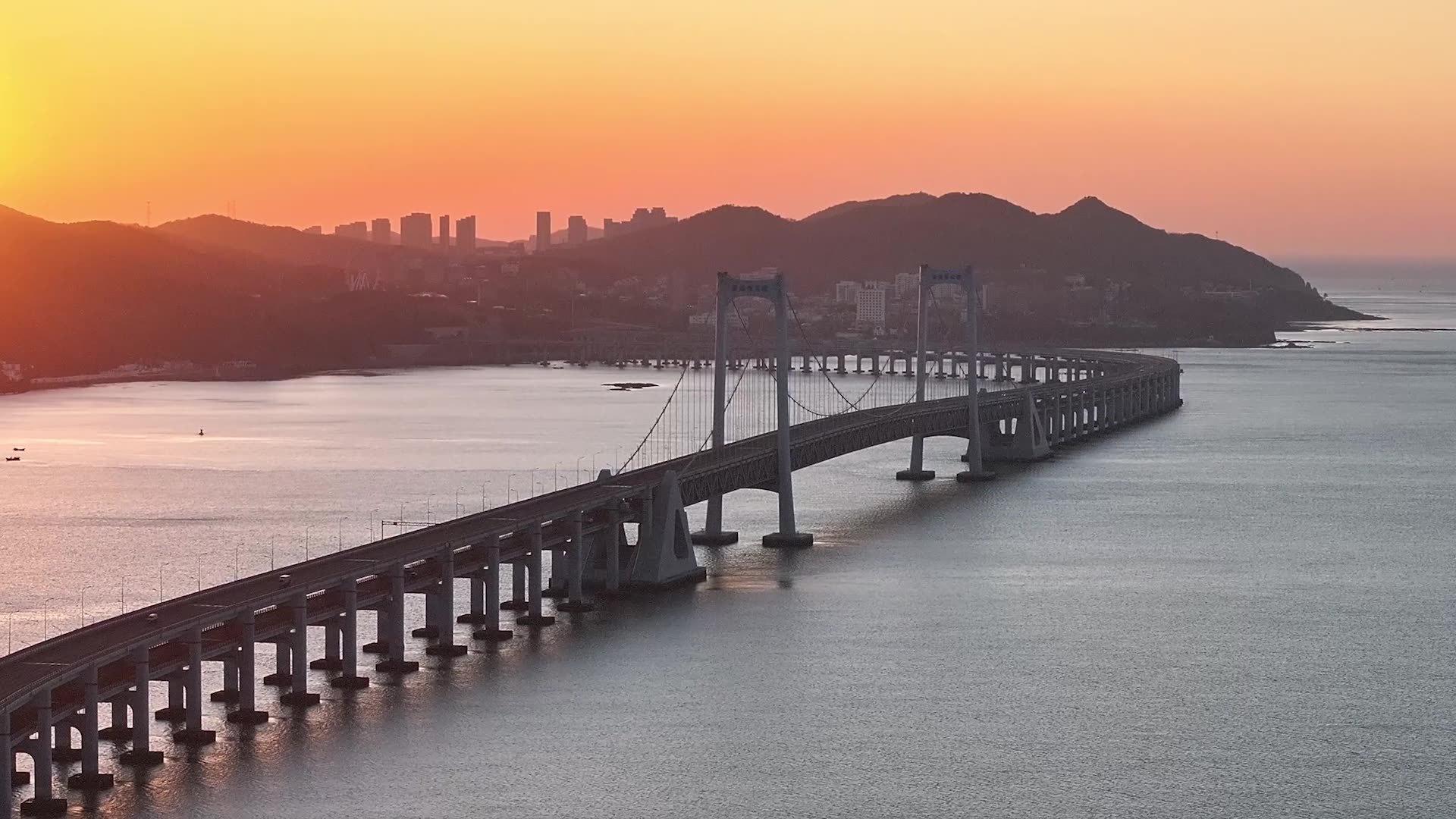 大连星海湾跨海大桥日出清晨景观航拍视频素材画面3