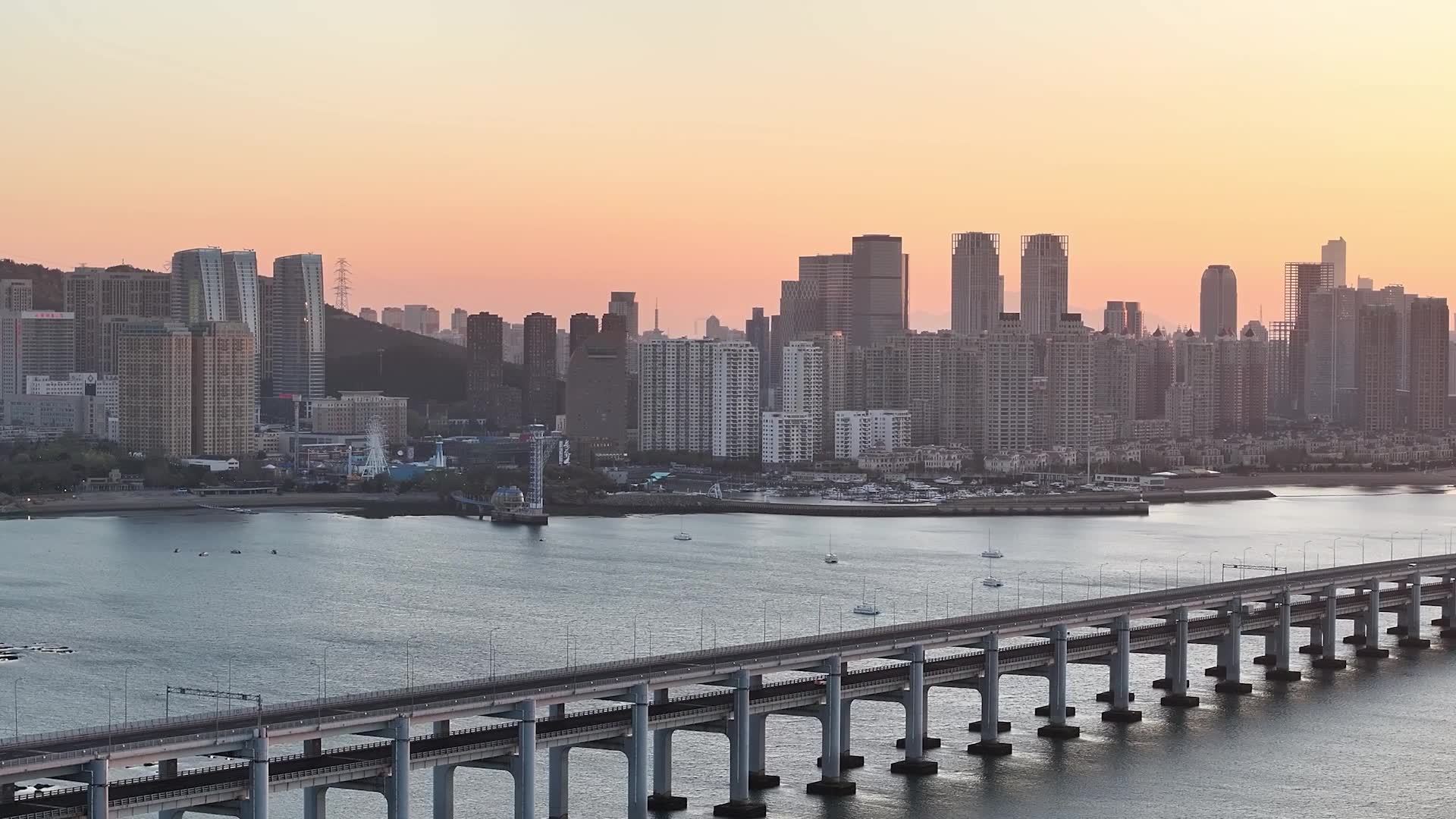 大连星海湾跨海大桥日出清晨景观航拍视频素材画面1