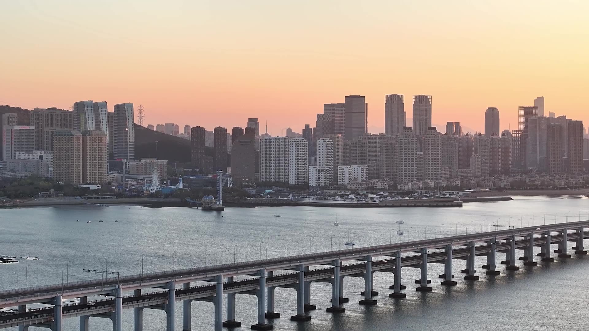 大连星海湾跨海大桥日出清晨景观航拍视频素材画面2
