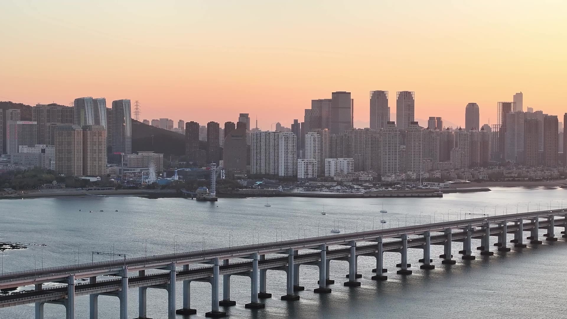 大连星海湾跨海大桥日出清晨景观航拍视频素材画面3
