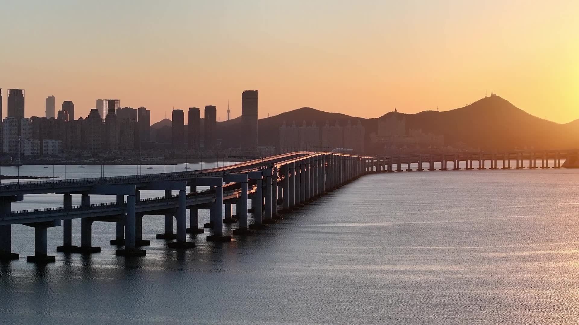 大连星海湾跨海大桥日出清晨景观航拍视频素材画面1