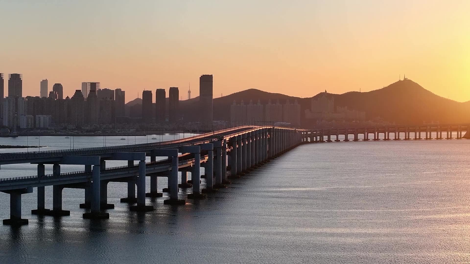 大连星海湾跨海大桥日出清晨景观航拍视频素材画面2