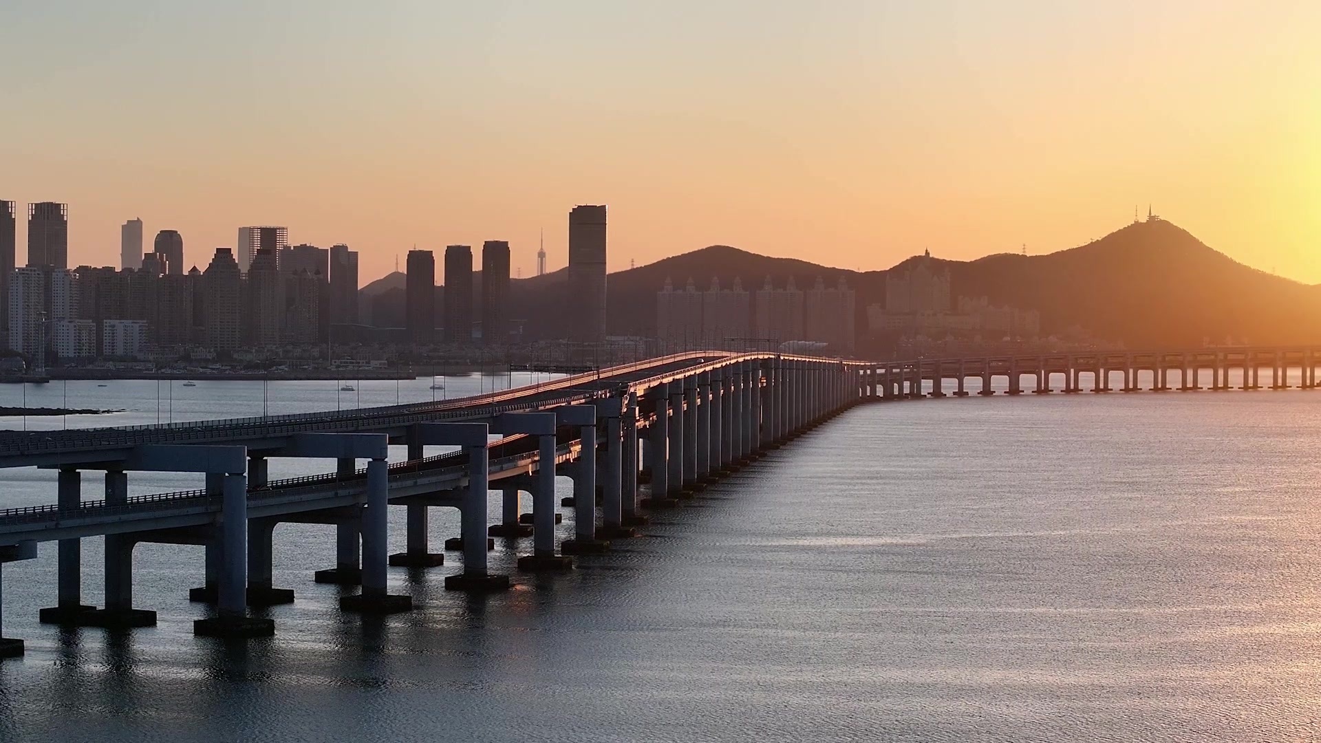 大连星海湾跨海大桥日出清晨景观航拍视频素材画面3