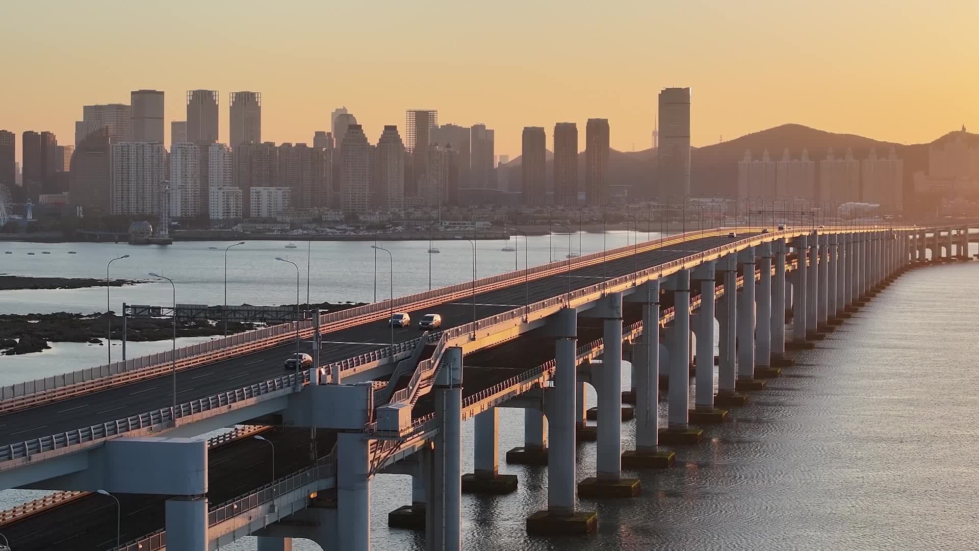 大连星海湾跨海大桥日出清晨景观航拍视频素材画面1