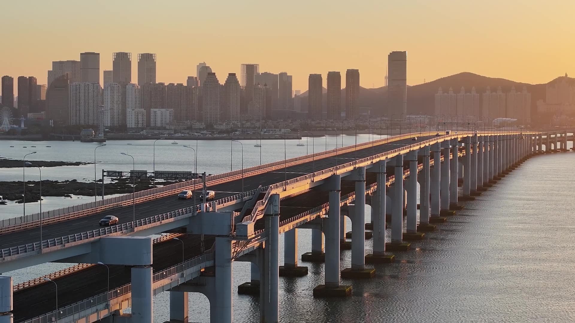 大连星海湾跨海大桥日出清晨景观航拍视频素材画面2