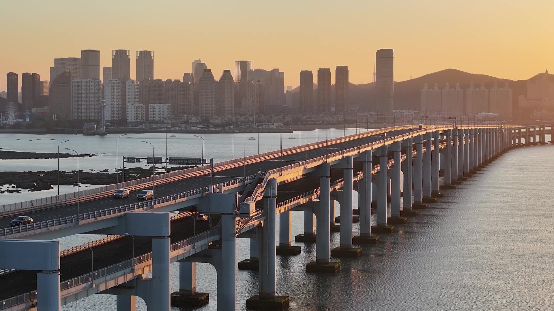 大连星海湾跨海大桥日出清晨景观航拍视频素材画面4