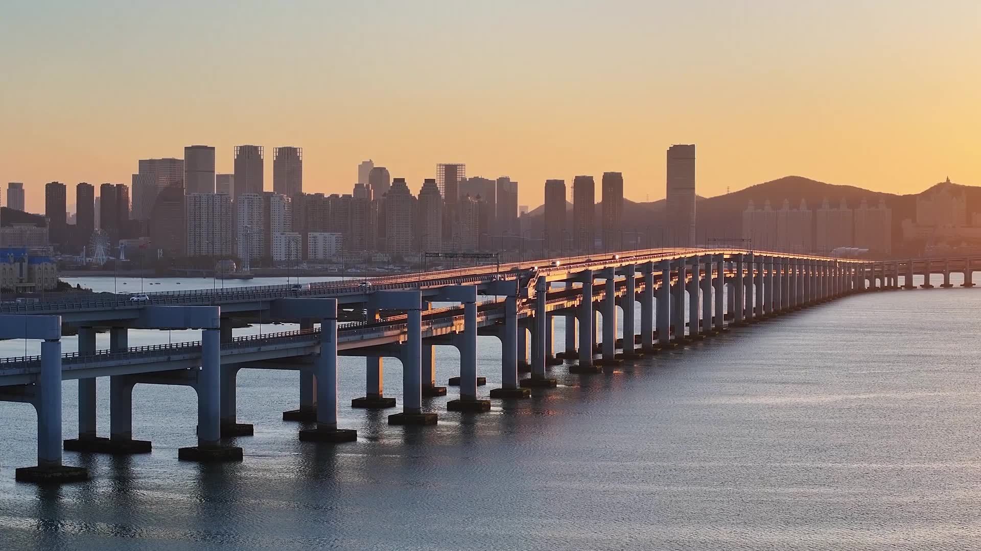 大连星海湾跨海大桥日出清晨景观航拍视频素材画面1