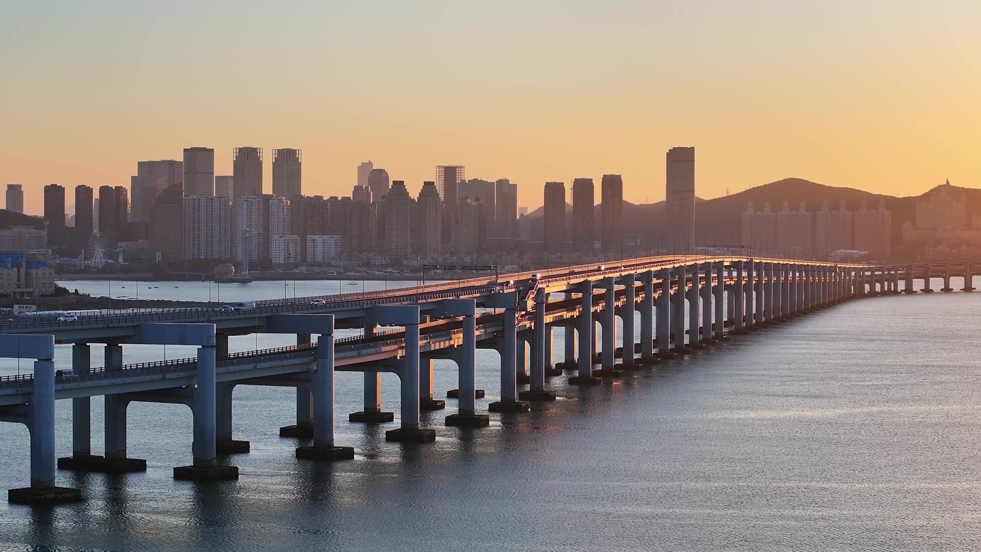大连星海湾跨海大桥日出清晨景观航拍视频素材画面2