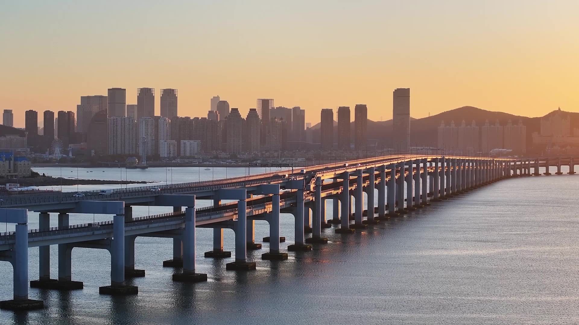 大连星海湾跨海大桥日出清晨景观航拍视频素材画面3