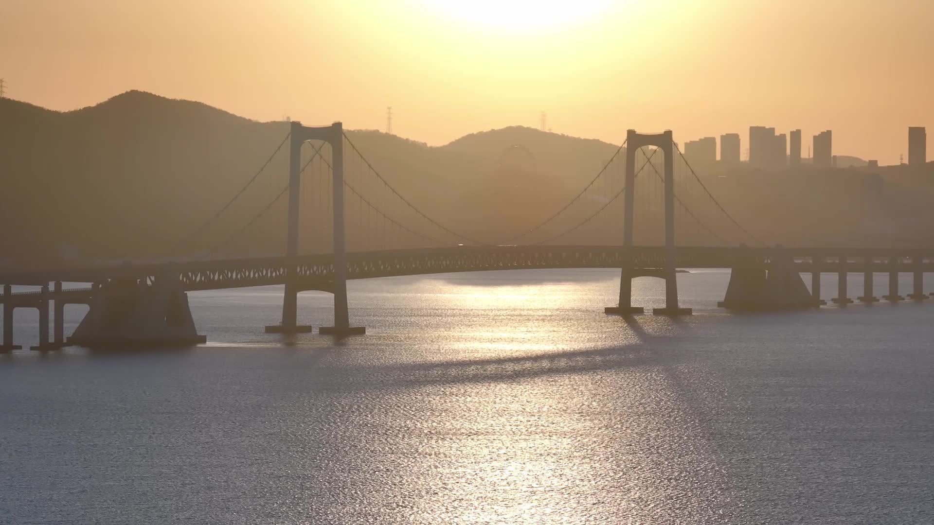 大连星海湾跨海大桥日出清晨景观航拍视频素材画面1