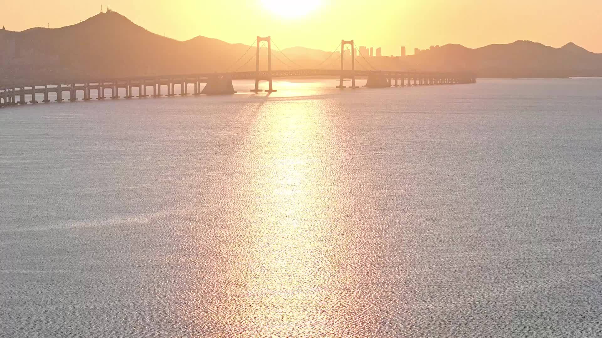 大连星海湾跨海大桥日出清晨景观航拍视频素材画面2