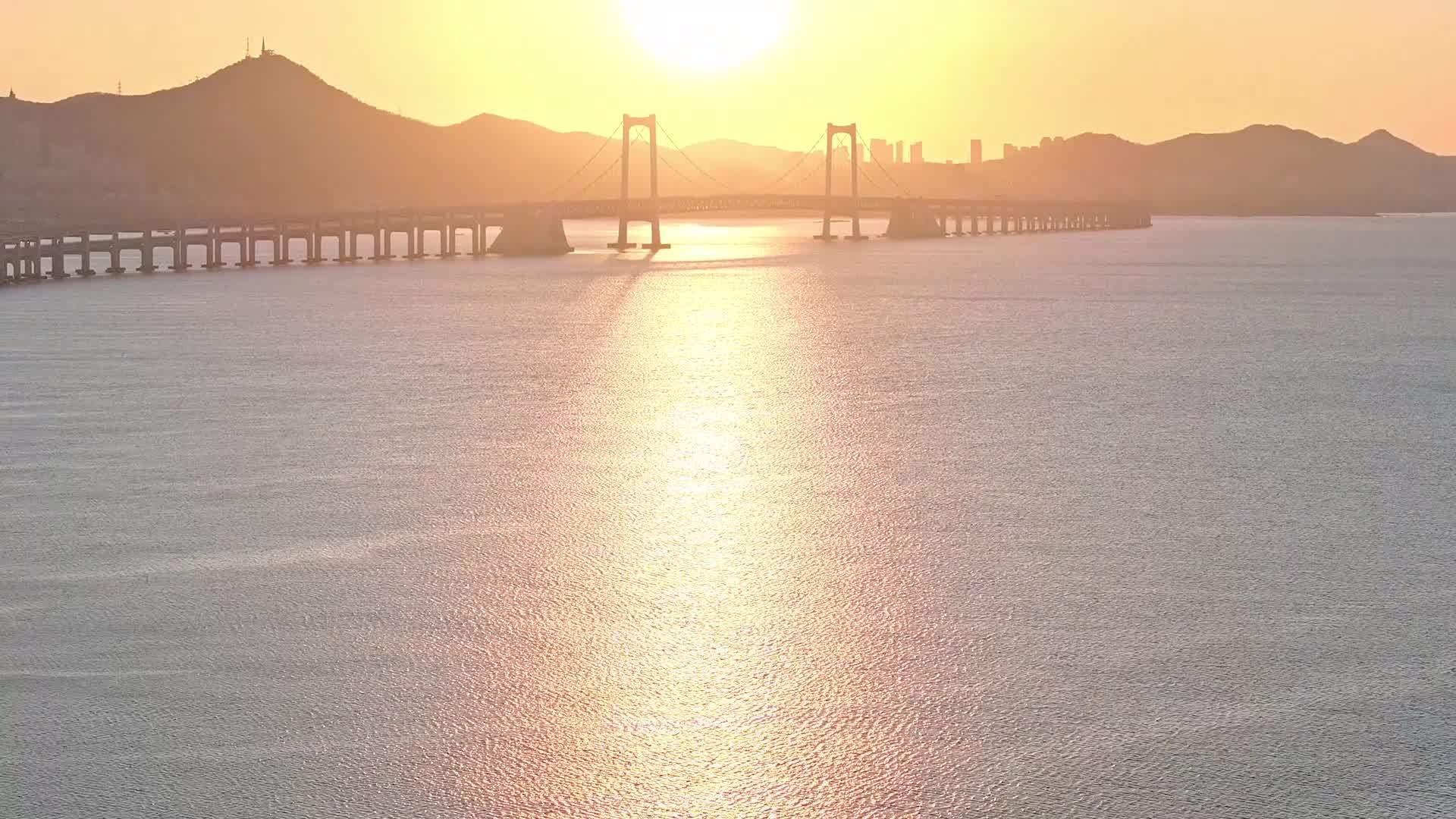 大连星海湾跨海大桥日出清晨景观航拍视频素材画面3