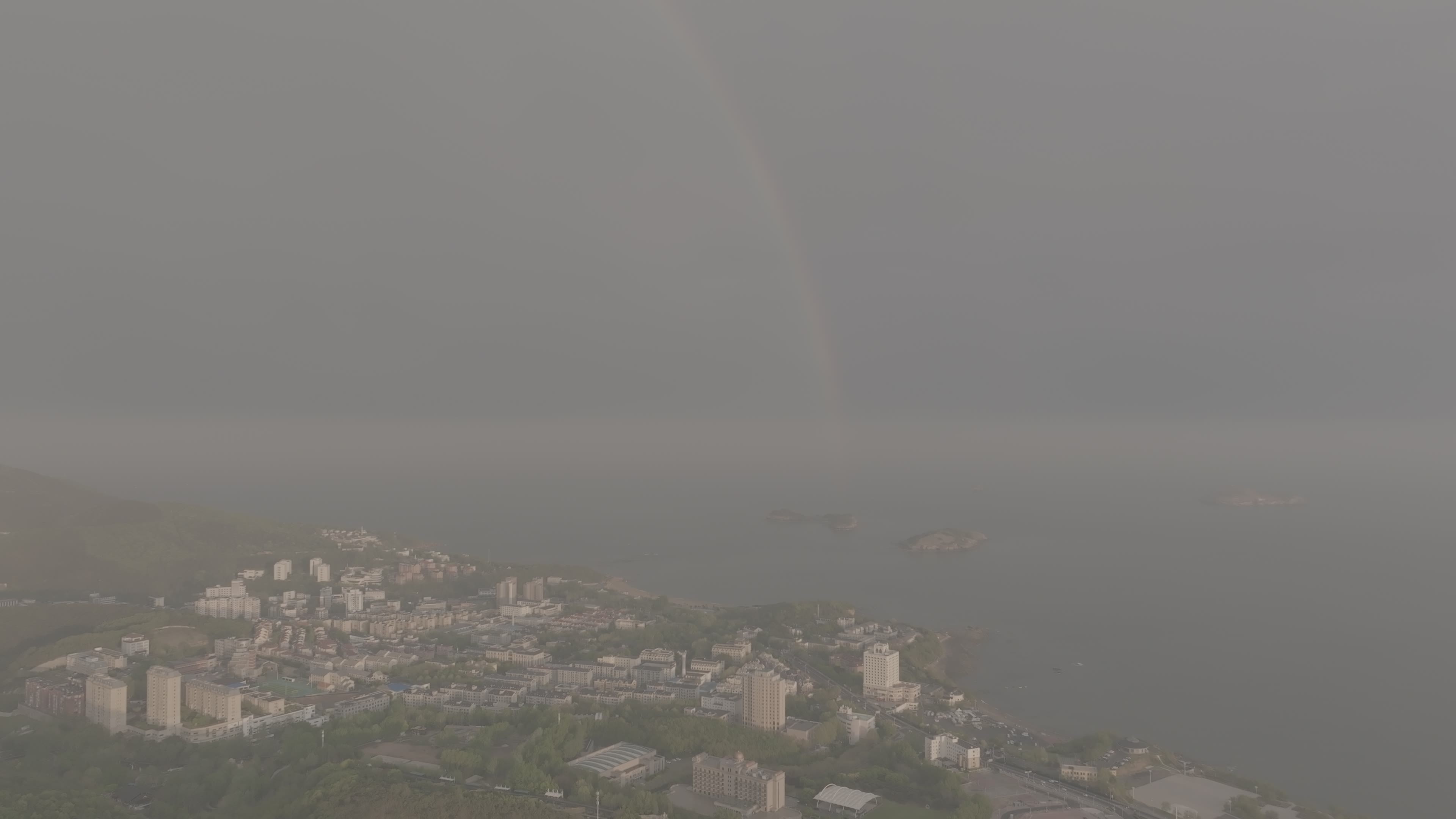 大连海岛上空雨后彩虹航拍DLOG模式视频素材画面1