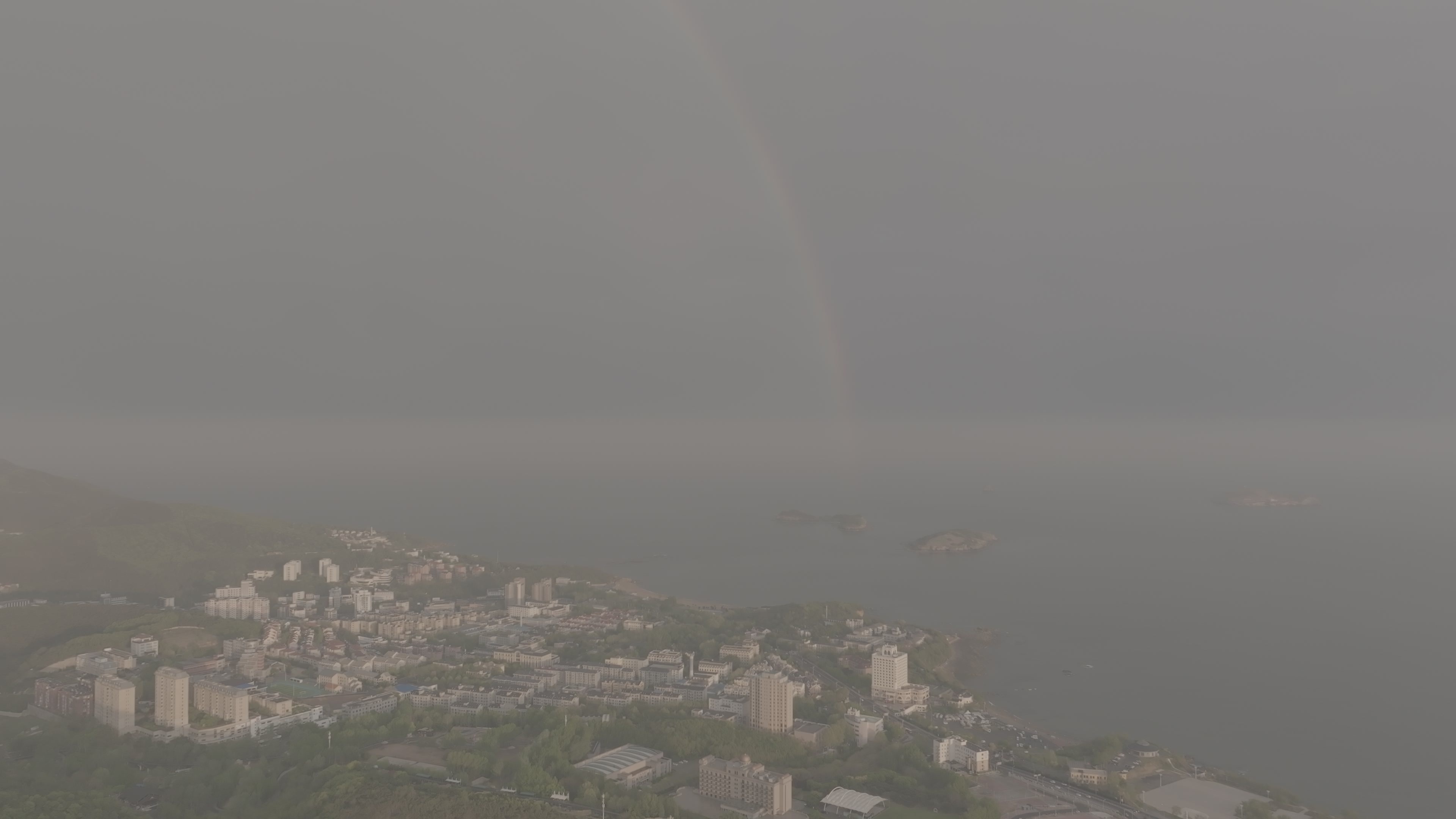 大连海岛上空雨后彩虹航拍DLOG模式视频素材画面2