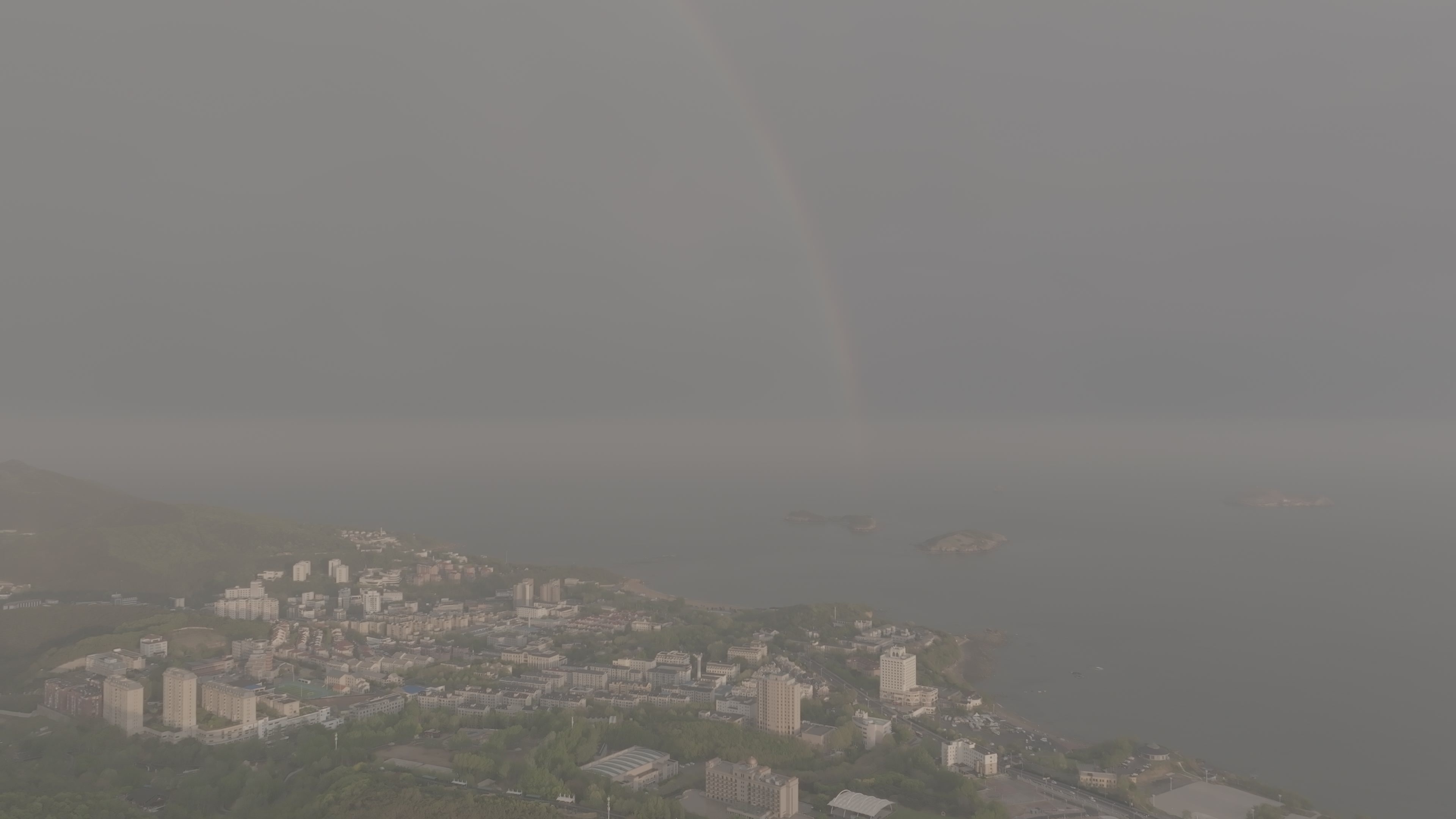 大连海岛上空雨后彩虹航拍DLOG模式视频素材画面3