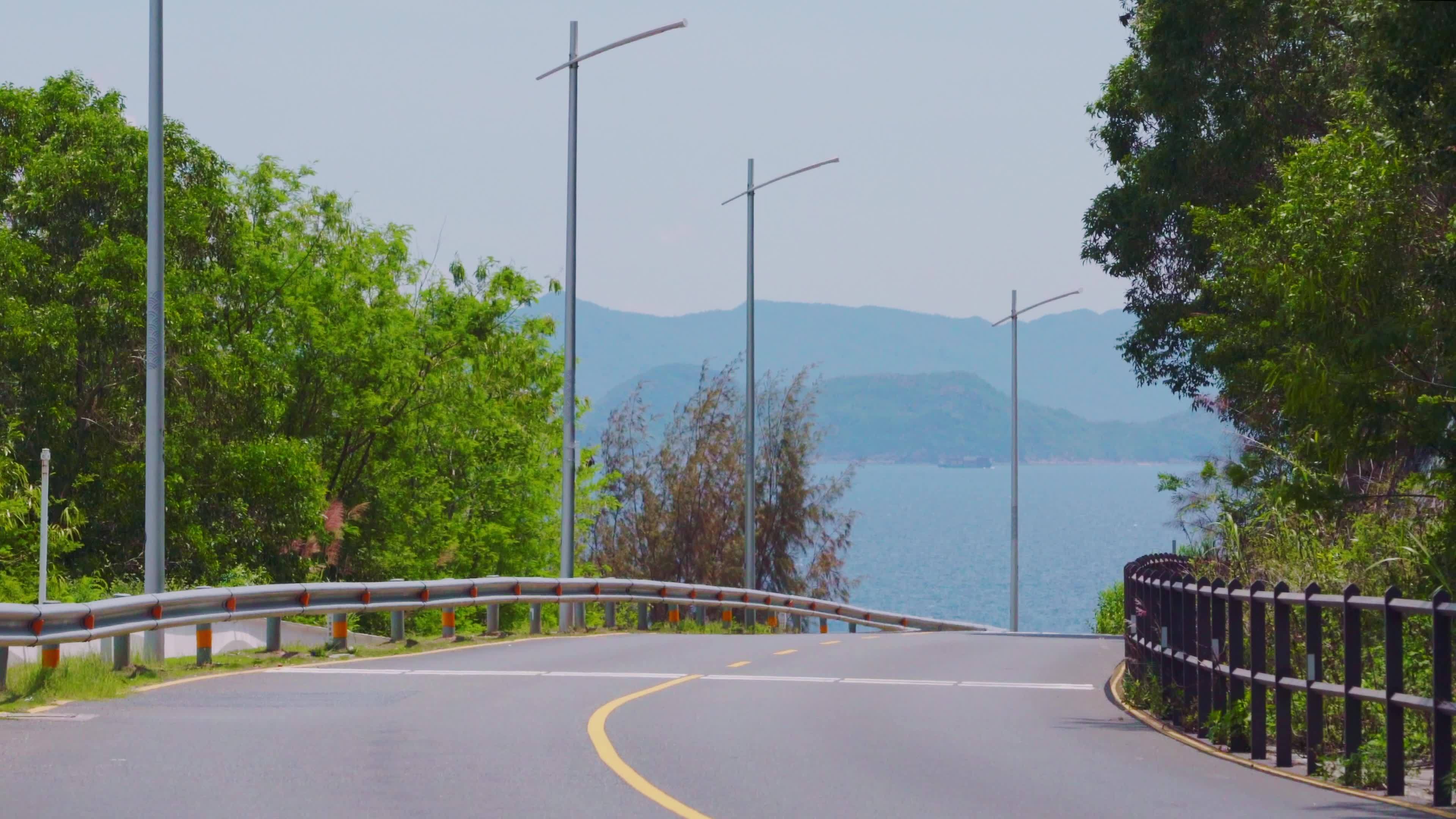 夏天的沿海公路的宁静景色空镜头视频素材画面1