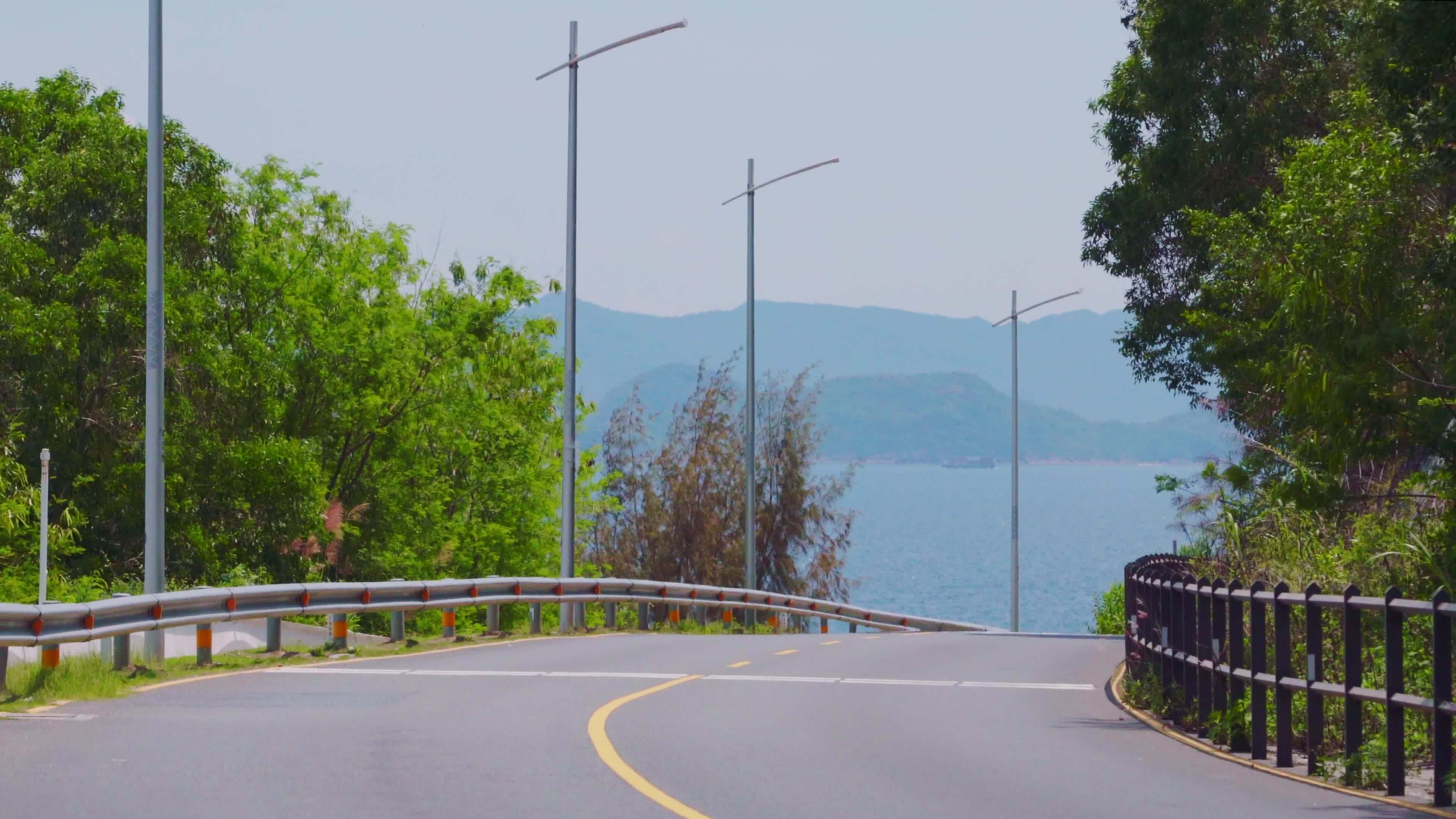 夏天的沿海公路的宁静景色空镜头视频素材画面4