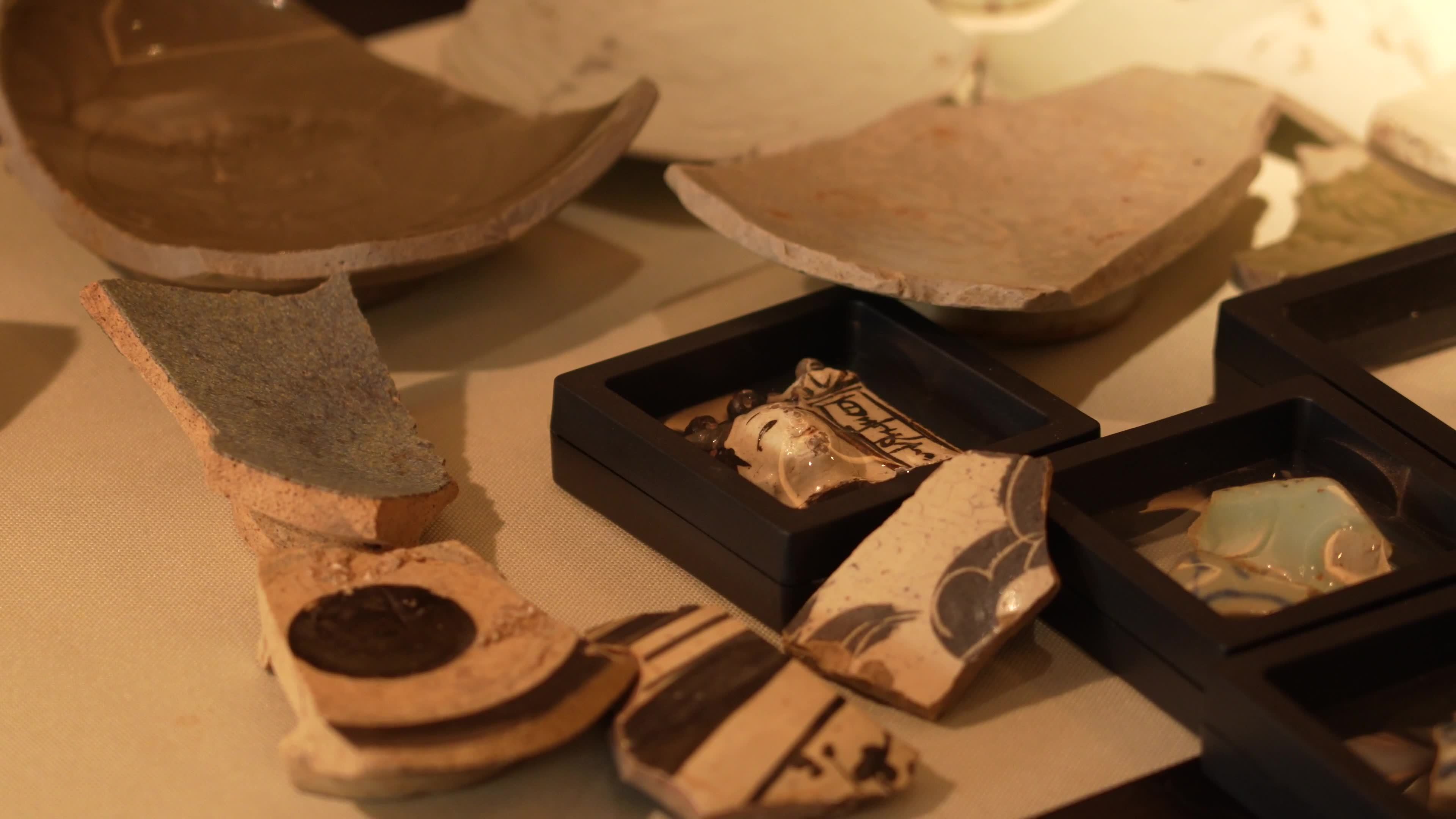 古代老瓷片 景德镇老瓷片视频素材画面1