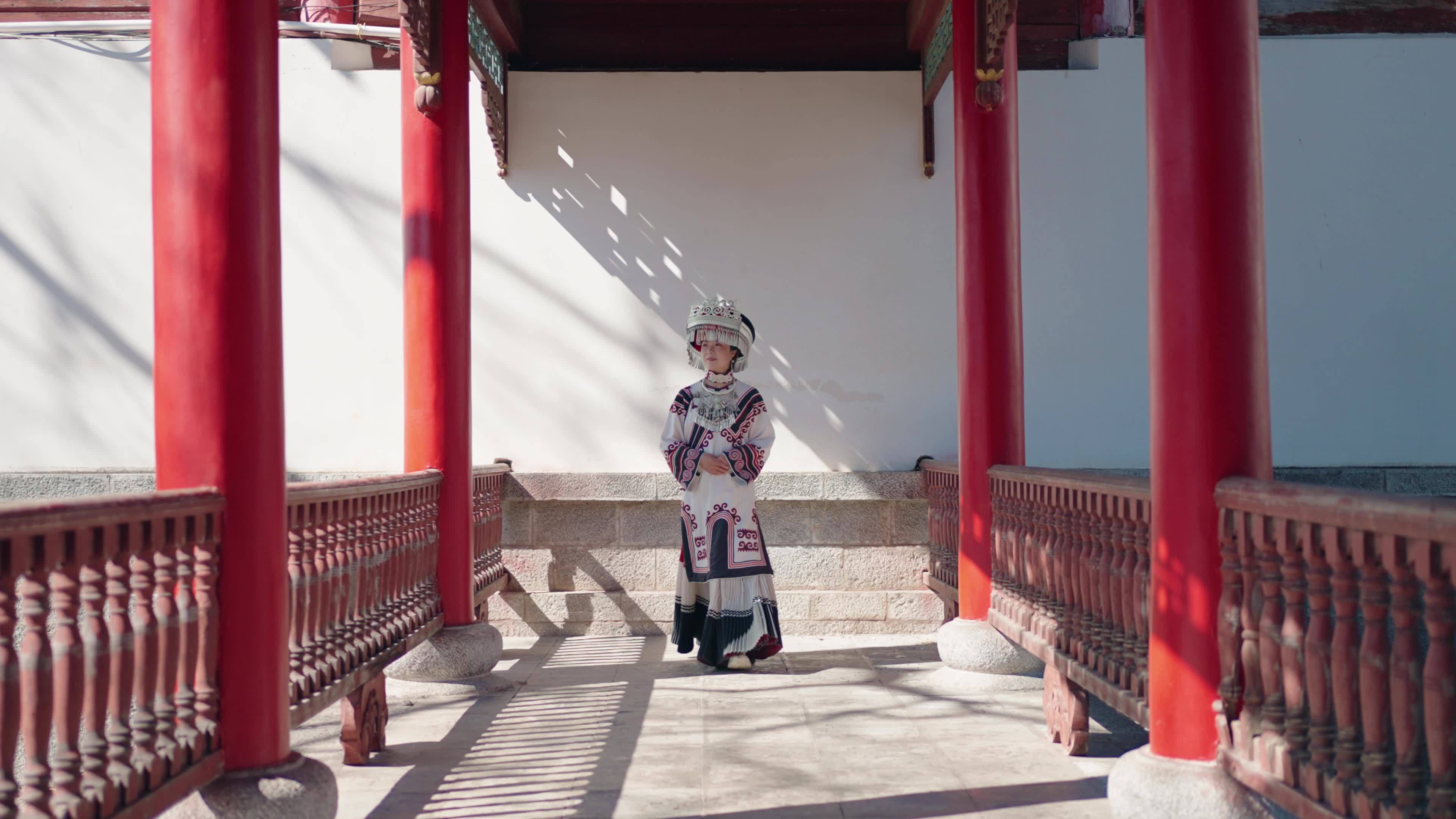 身着民族服饰的少女视频素材画面1