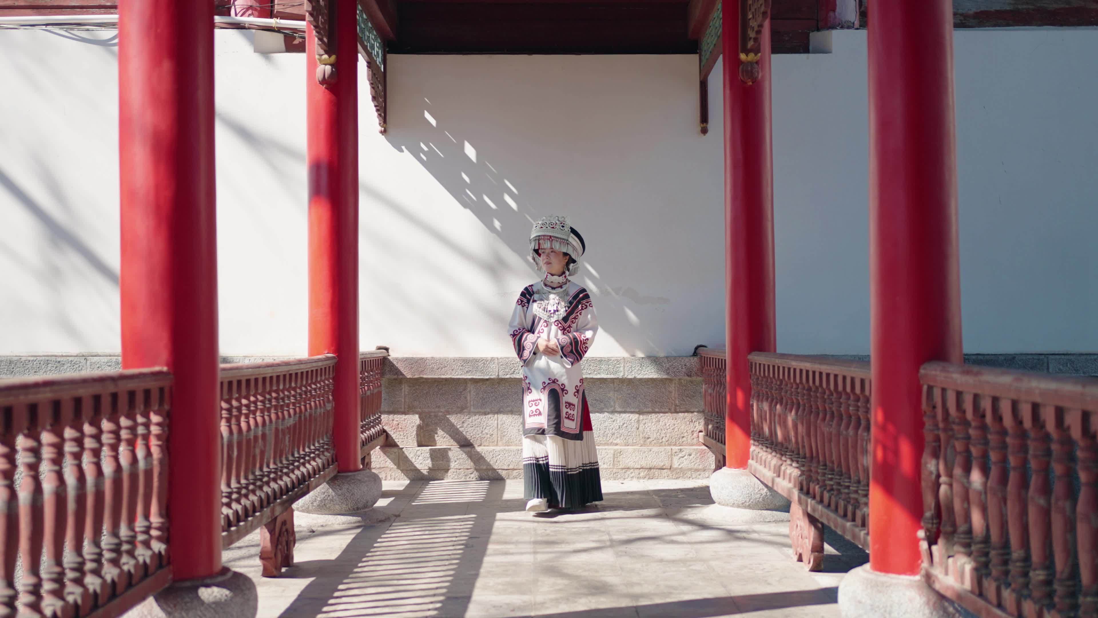 身着民族服饰的少女视频素材画面2