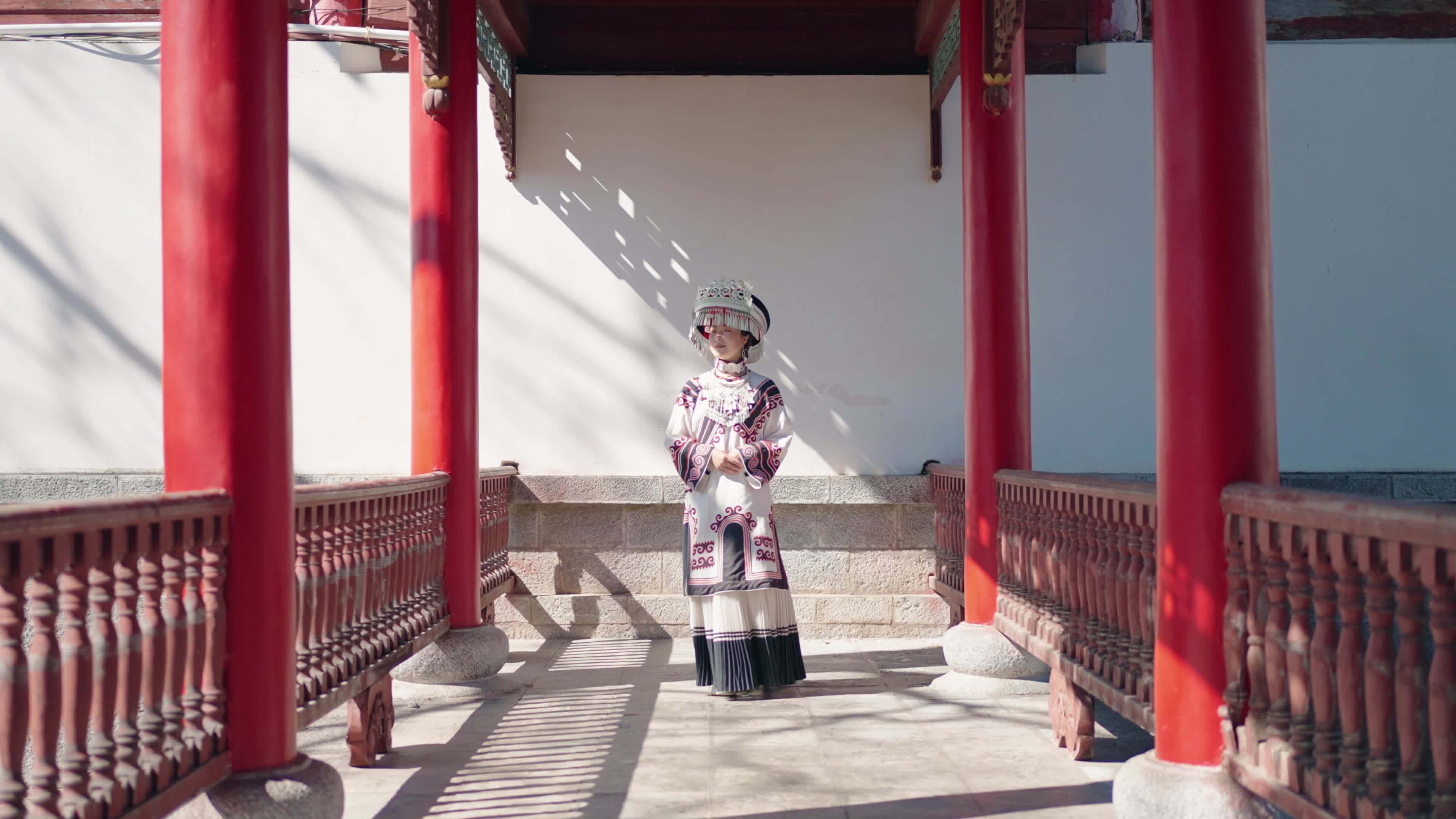 身着民族服饰的少女视频素材画面4