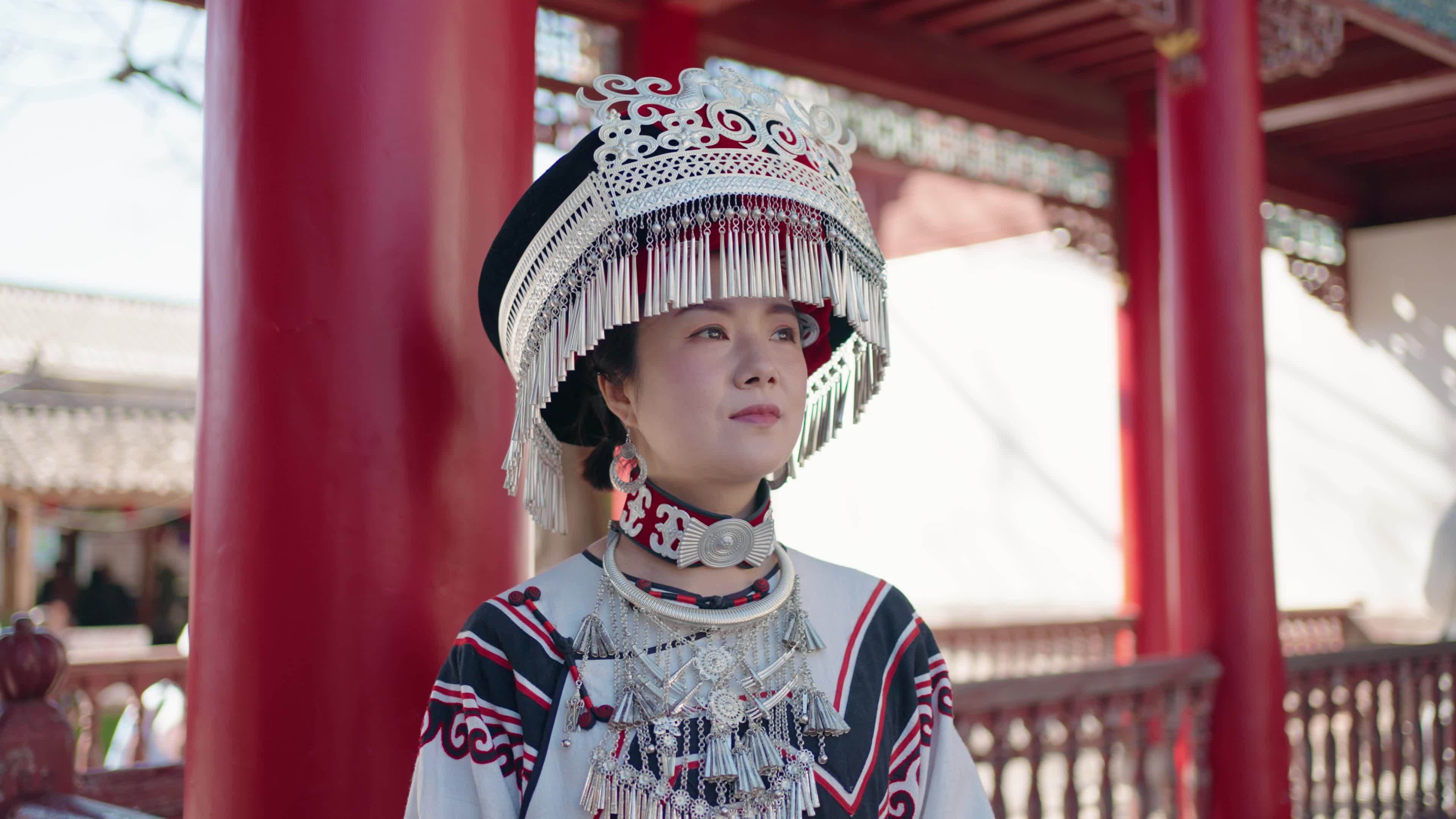 苗族少女的传统服饰视频素材画面1