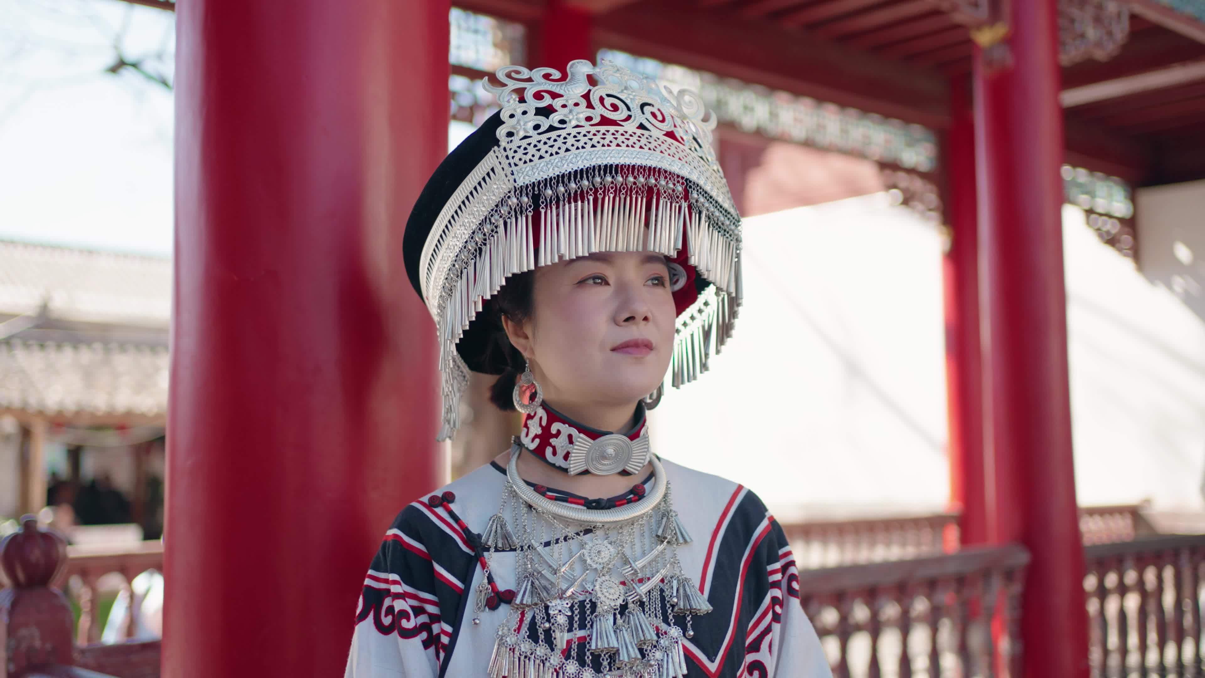 苗族少女的传统服饰视频素材画面2
