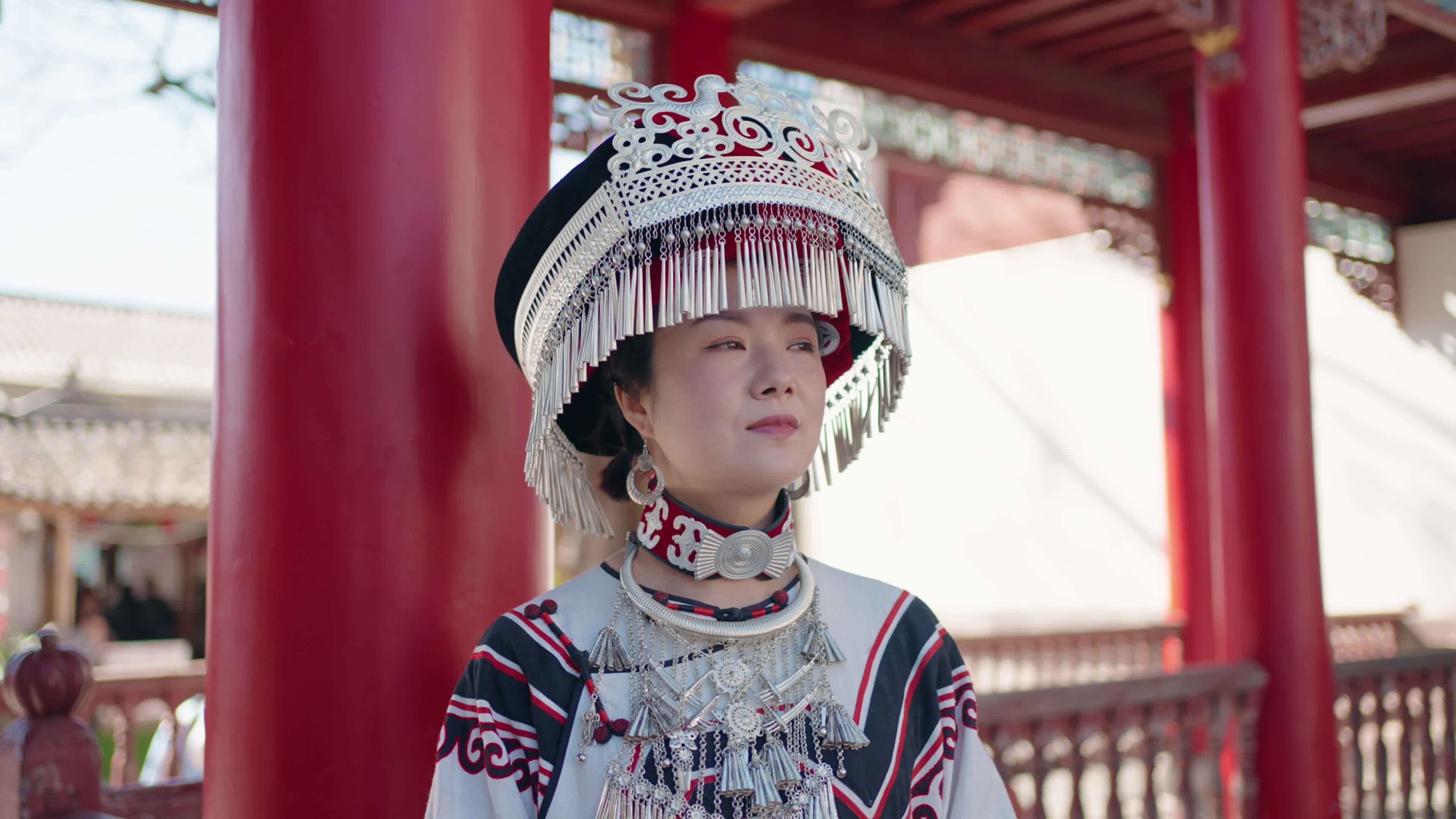 苗族少女的传统服饰视频素材画面4