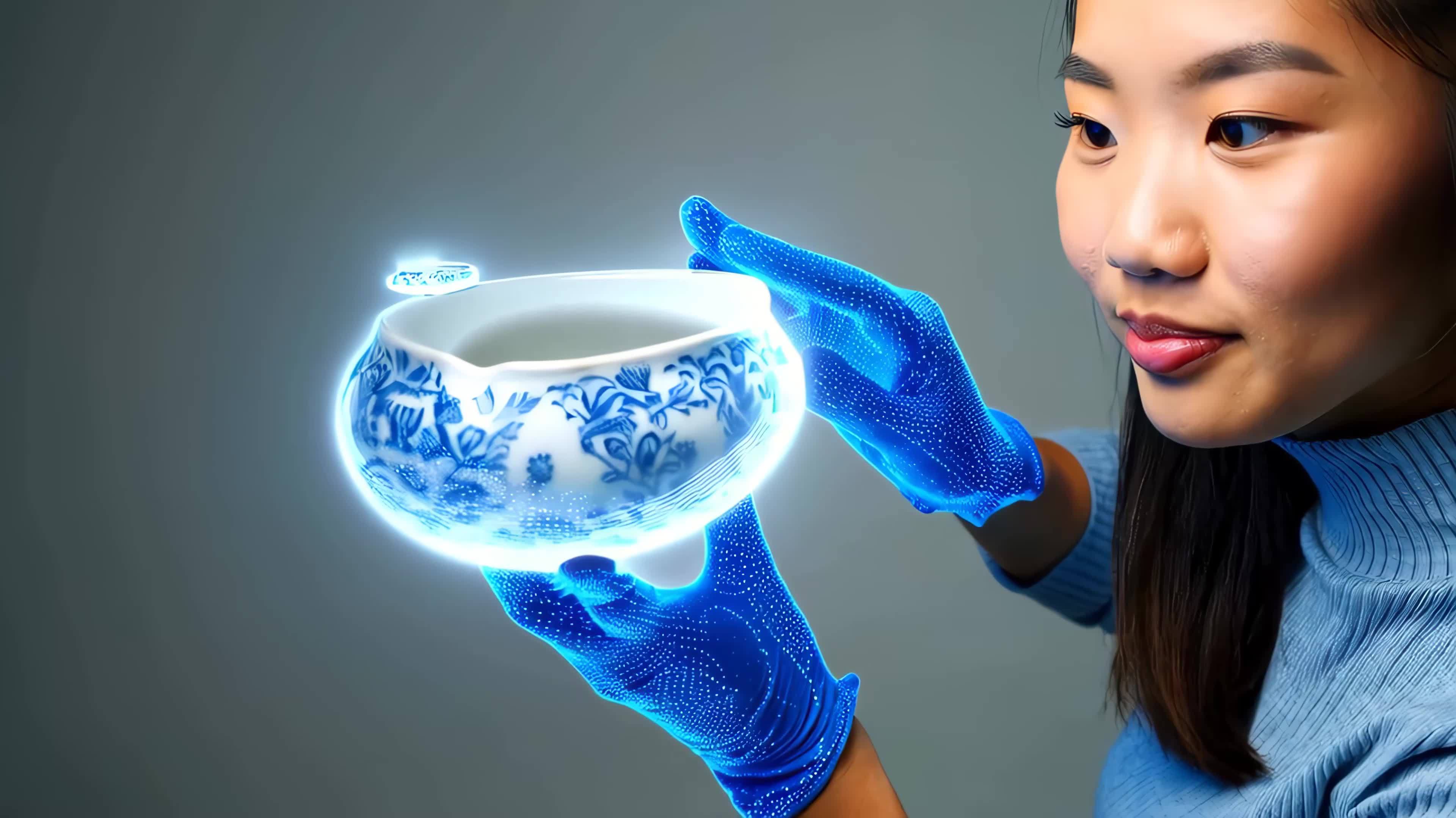 女子展示青花瓷器视频素材画面2