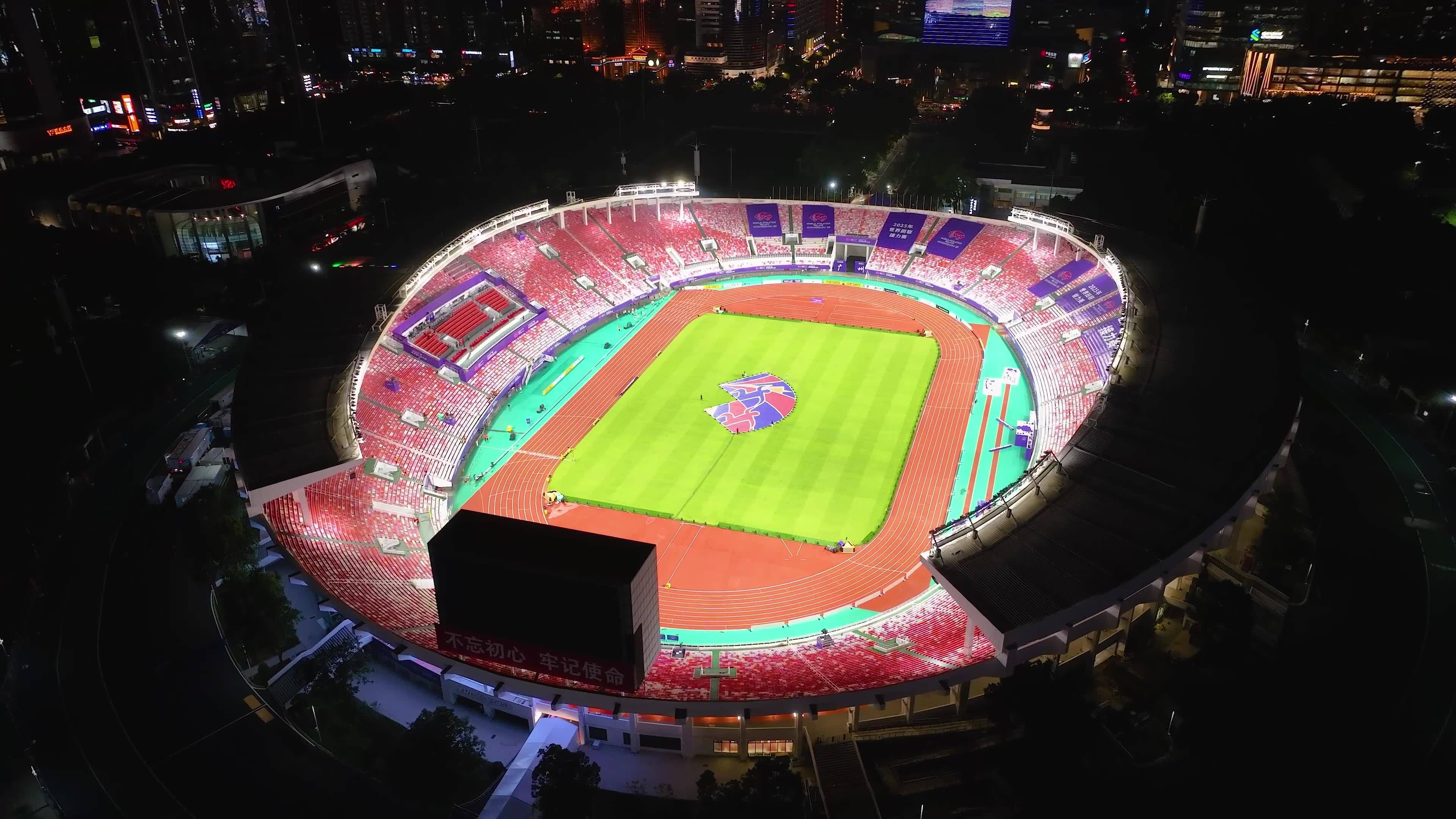 天河体育场夜景航拍视频素材画面3